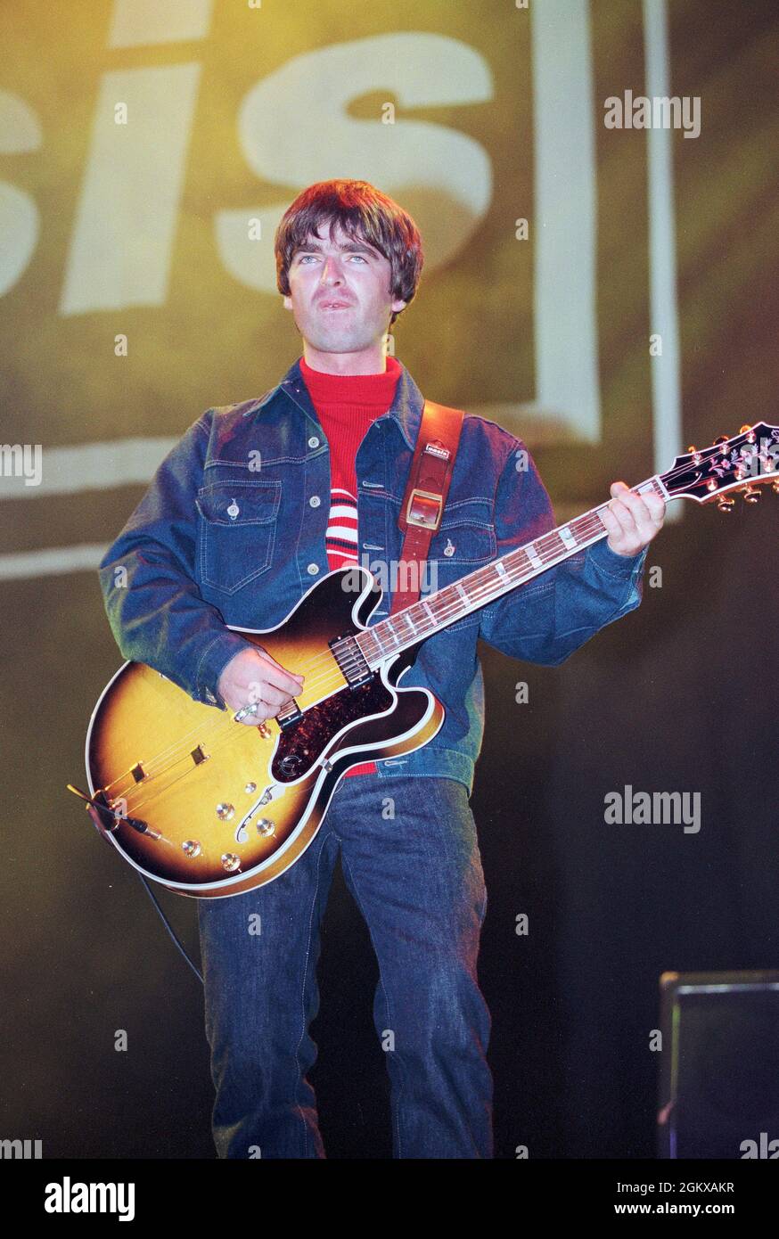 Noel Gallagher spielt live auf der Bühne mit Oasis im Knebworth, August 1996 Stockfoto