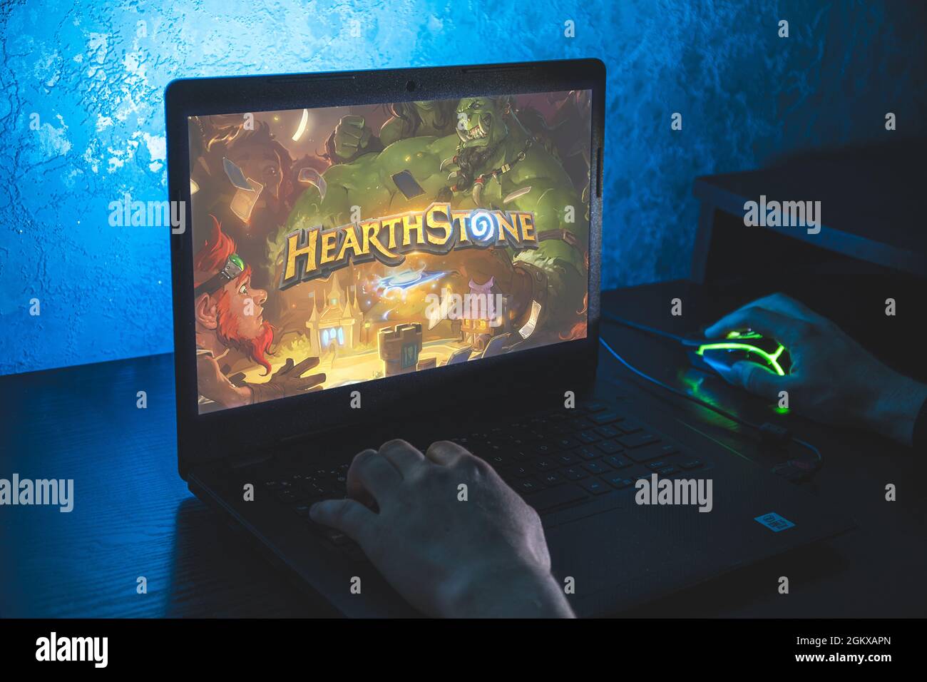 Hearthstone ist ein kostenloses Online-Kartenspiel mit digitalen Sammelkarten. Video-Computerspiel. Mann spielen Videospiel auf Laptop Stockfoto