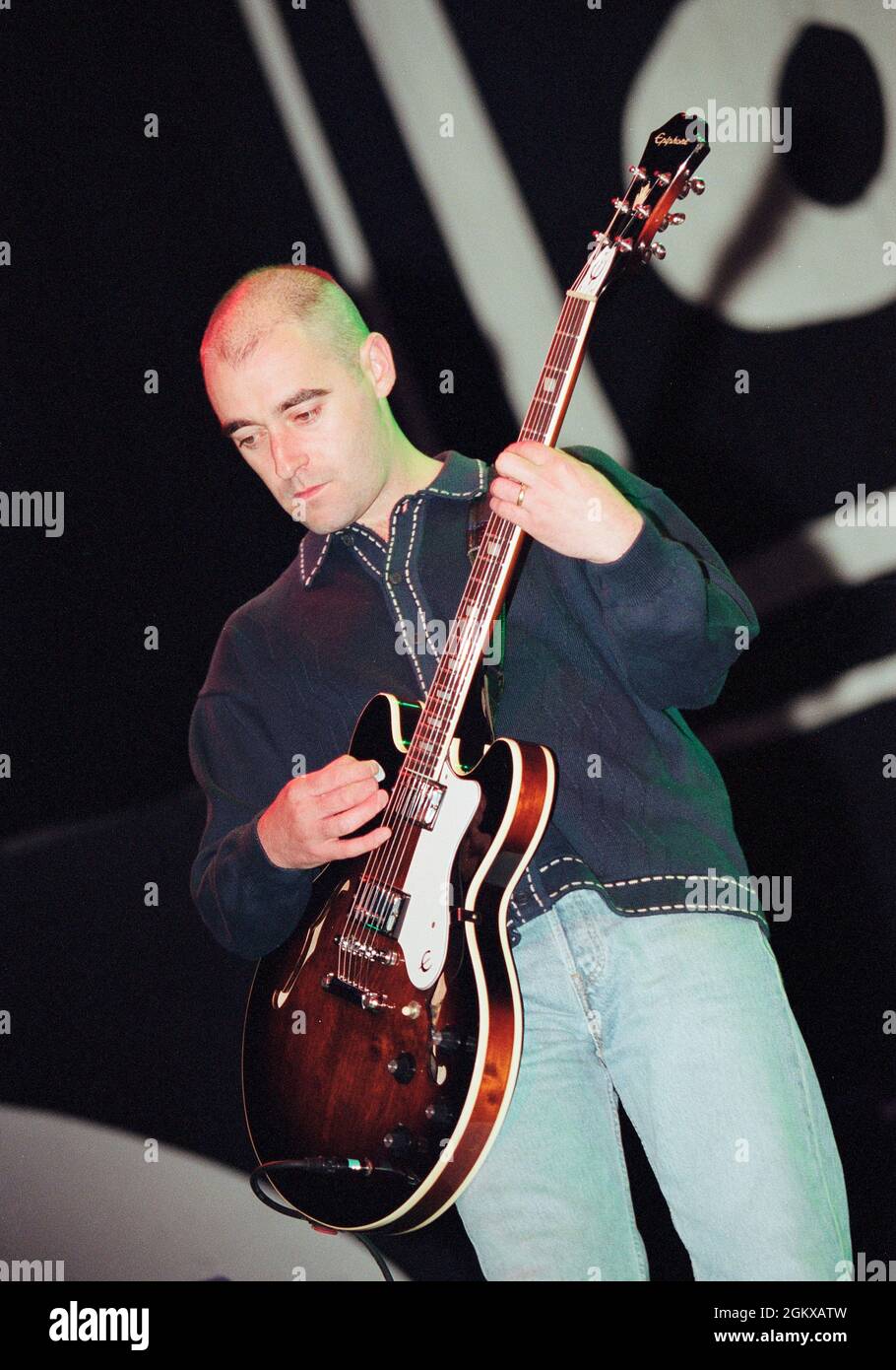 Paul 'Bonehead' Arthurs spielt live auf der Bühne mit Oasis im Knebworth, August 1996 Stockfoto