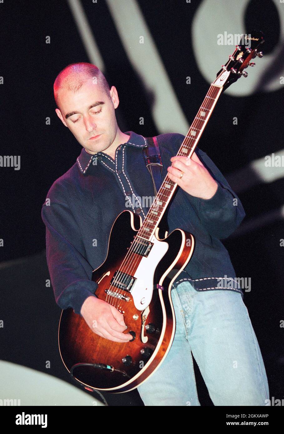 Paul 'Bonehead' Arthurs spielt live auf der Bühne mit Oasis im Knebworth, August 1996 Stockfoto