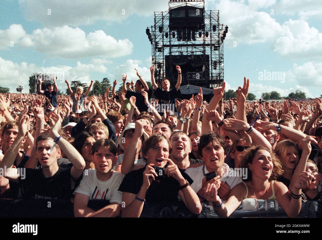 250,000 Zuschauer sehen Liam Gallagher und Noel Gallagher live auf der Bühne mit Oasis im Knebworth, August 1996 Stockfoto