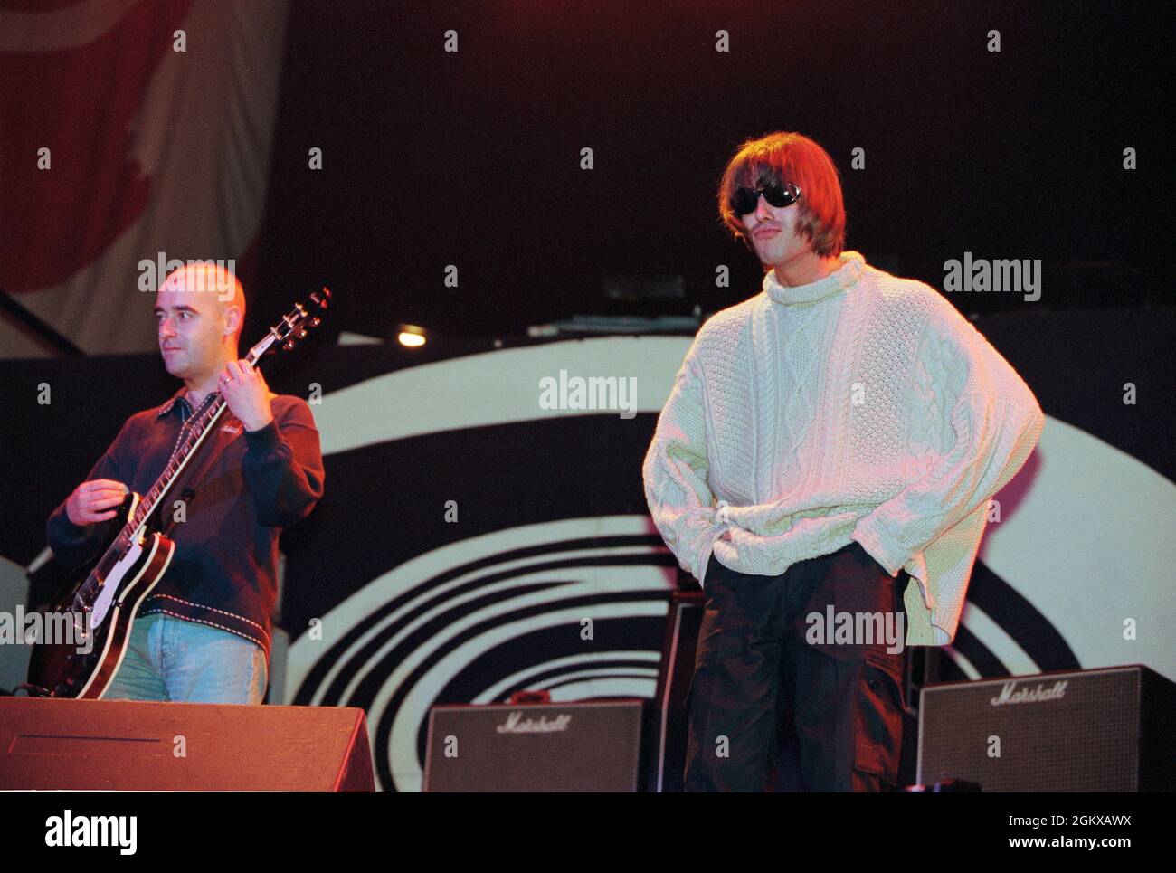 Liam Gallagher und Paul 'Bonehead' Arthurs spielen live mit Oasis beim zweiten Nachtkonzert im Knebworth, August 1996 Stockfoto
