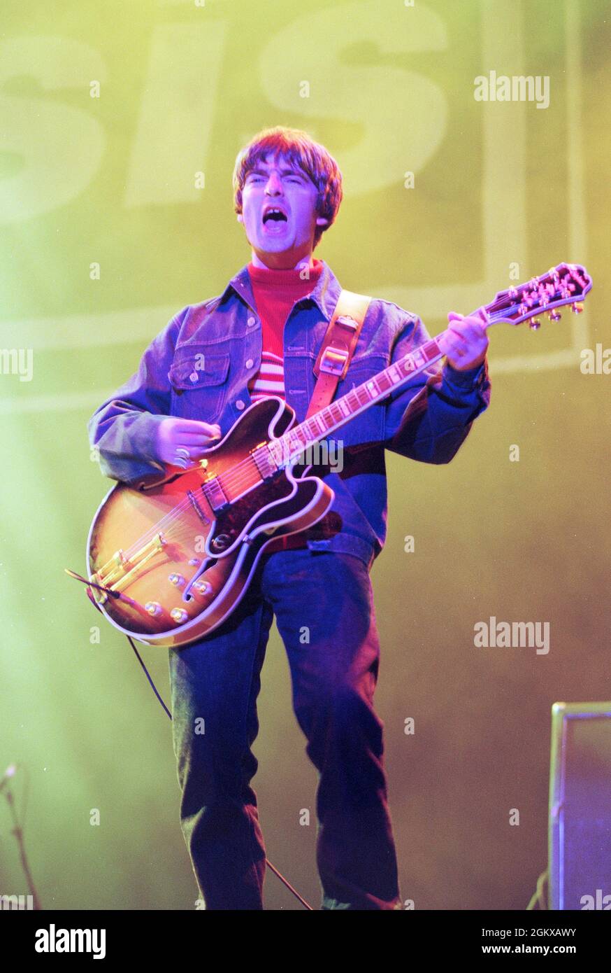 Noel Gallagher spielt live auf der Bühne mit Oasis im Knebworth, August 1996 Stockfoto