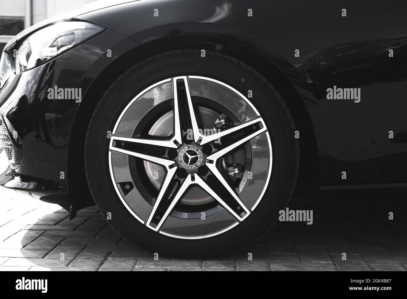 Kharkov, Ukraine - 13. September 2021: Mercedes-Benz Markenlogo auf Autorad, Luxusauto Stockfoto