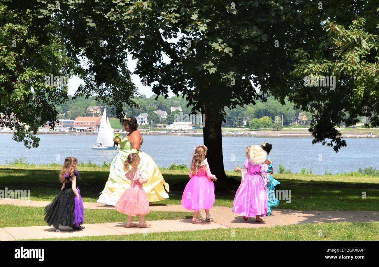 Prinzessin Tiana führt die Prinzessinnen-Parade entlang des Mississippi River während der Veranstaltung „Storytime with Princesses“ im Rock Island Arsenal, Illinois, am 17. Juli. Stockfoto