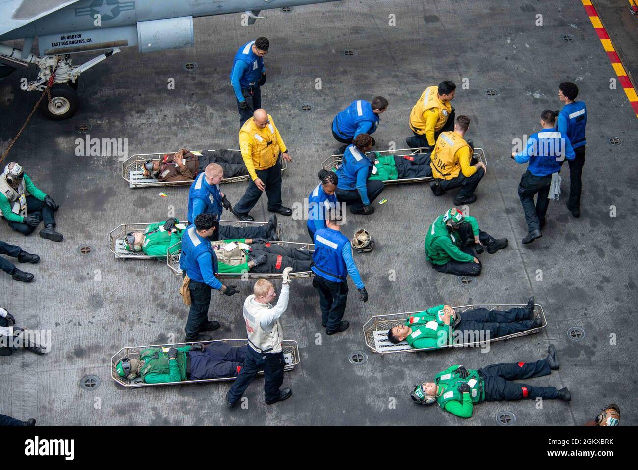 210717-N-DW158-1080 GOLF VON ADEN (17. Juli 2021) – Matrosen führen im Golf von Aden am 17. Juli eine Massenübung an Bord des Flugzeugträgers USS Ronald Reagan (CVN 76) durch. Ronald Reagan wird in den Einsatzbereich der 5. US-Flotte eingesetzt, um Marineinteraktionen zu unterstützen, um die maritime Stabilität und Sicherheit in der Zentralregion zu gewährleisten und das Mittelmeer und den Pazifik durch den westlichen Indischen Ozean und drei strategische Engpässe zu verbinden. Stockfoto