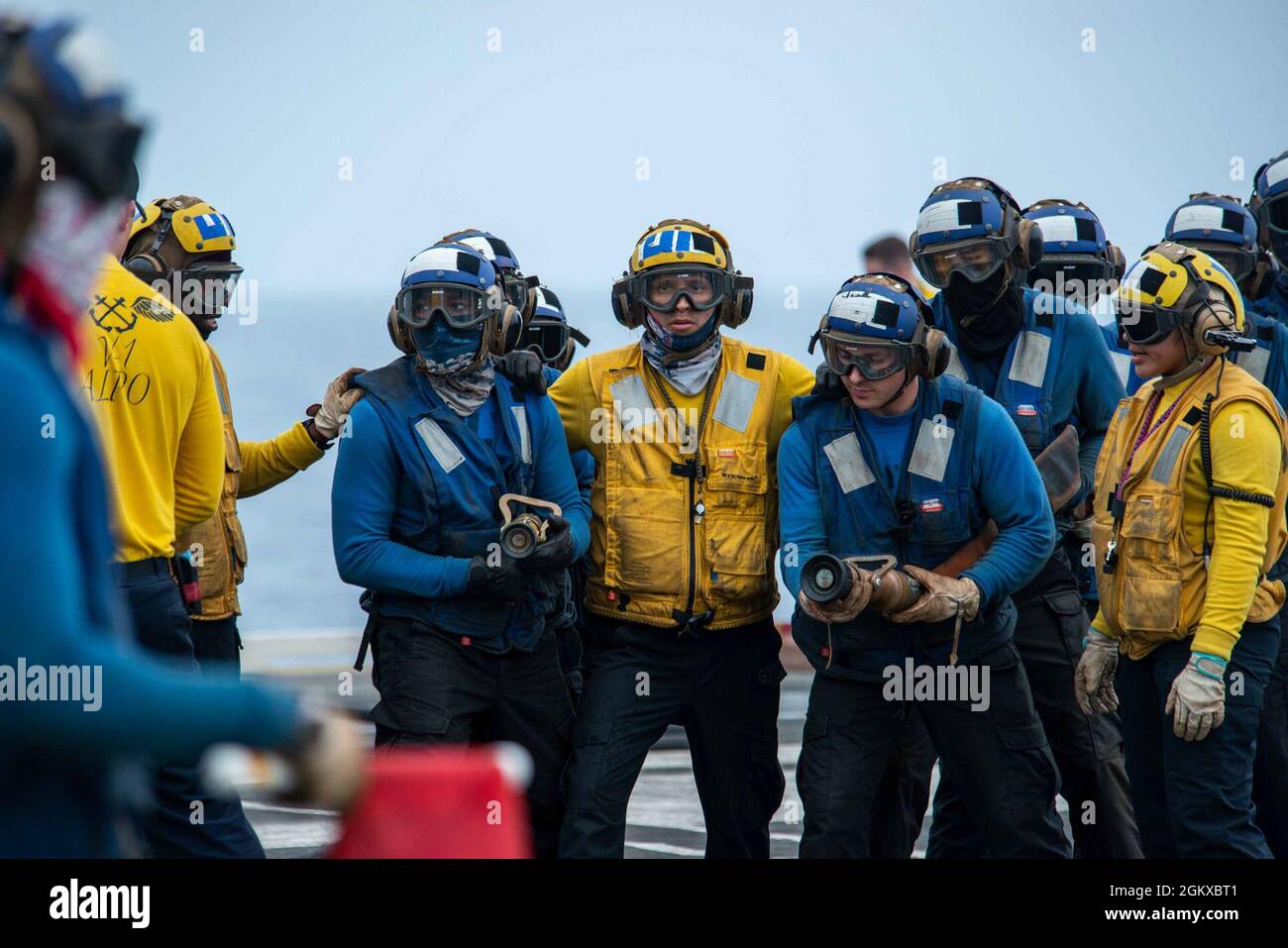 210717-N-DW158-1036 GOLF VON ADEN (17. Juli 2021) – auf dem Flugdeck des Flugzeugträgers USS Ronald Reagan (CVN 76) im Golf von Aden führen Seeleute Feuerwehrtrainings 17 durch. Ronald Reagan wird in den Einsatzbereich der 5. US-Flotte eingesetzt, um Marineinteraktionen zu unterstützen, um die maritime Stabilität und Sicherheit in der Zentralregion zu gewährleisten und das Mittelmeer und den Pazifik durch den westlichen Indischen Ozean und drei strategische Engpässe zu verbinden. Stockfoto