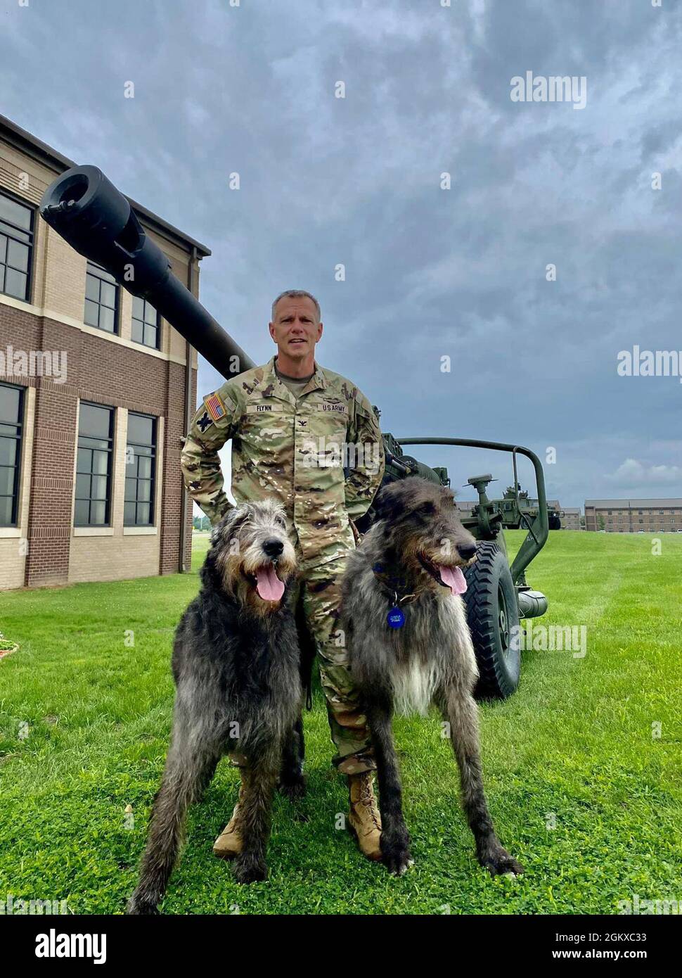 Oberst Sean Flynn der New Yorker Armee posiert am 17. Juli mit den irischen Wolfhounds Maybeline und Billy, den Maskottchen des 1. Bataillons, des 69. Infanterie-Regiments in Fort Drum. Flynn, der ehemalige Kommandeur des historischen Bataillons, bekannt als „The Fighting 69th“, übernahm während einer Zeremonie, bei der die Hunde in Formation mit Soldaten standen, das Kommando über sein höheres Hauptquartier, das Kampfteam der 27. Infanteriebrigade. Stockfoto