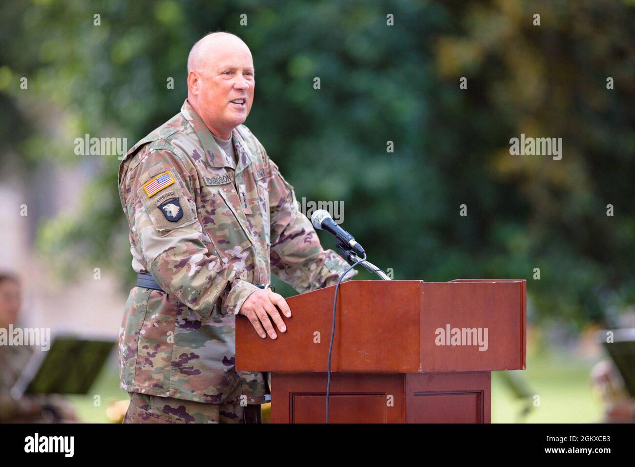 LT. General James M. Richardson, stellvertretender Generalkommandant der US Army Futures Command, hält seine Bemerkungen während der Ruhestandszeremonie von Major General Daniel J. Dire, Joint Force Land Component Command Surgeon, U.S. Army North (Fifth Army), auf der Joint Base San Antonio-Fort Sam Houston im historischen Quadrangle, Texas, 17. Juli 2021. Dire schließt 41 Jahre Dienstzeit ab, nachdem er in zahlreichen Führungspositionen der Armee tätig war, darunter als stellvertretender Generalchirurg für Mobilisierung, Bereitschaft und Reserveangelegenheiten. Stockfoto