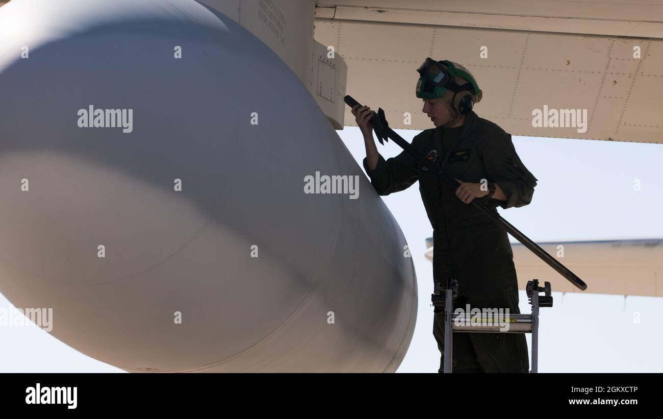 U.S. Marine Corps Lance CPL. Madeline Lawson, eine Lademeister mit Marine Aerial Refueller Squadron (VMGR) 152, inspiziert externe Kraftstofftanks zu einem KC-130J Super Hercules, bevor sie taktische Navigationsarbeiten zur Unterstützung der Übung Talisman Sabre 21 vom Royal Australian Air Force Base Townsville, Queensland, Australien, 17. Juli 2021 durchführt. Australische und US-Streitkräfte vereinen sich alle zwei Jahre für Talisman Sabre, eine einmonatige Multi-Domain-Übung, die die Fähigkeiten von Alliierten und Partnern stärkt, um auf die gesamte Bandbreite der Sicherheitsbedenken im Indo-Pazifik-Raum zu reagieren. Stockfoto