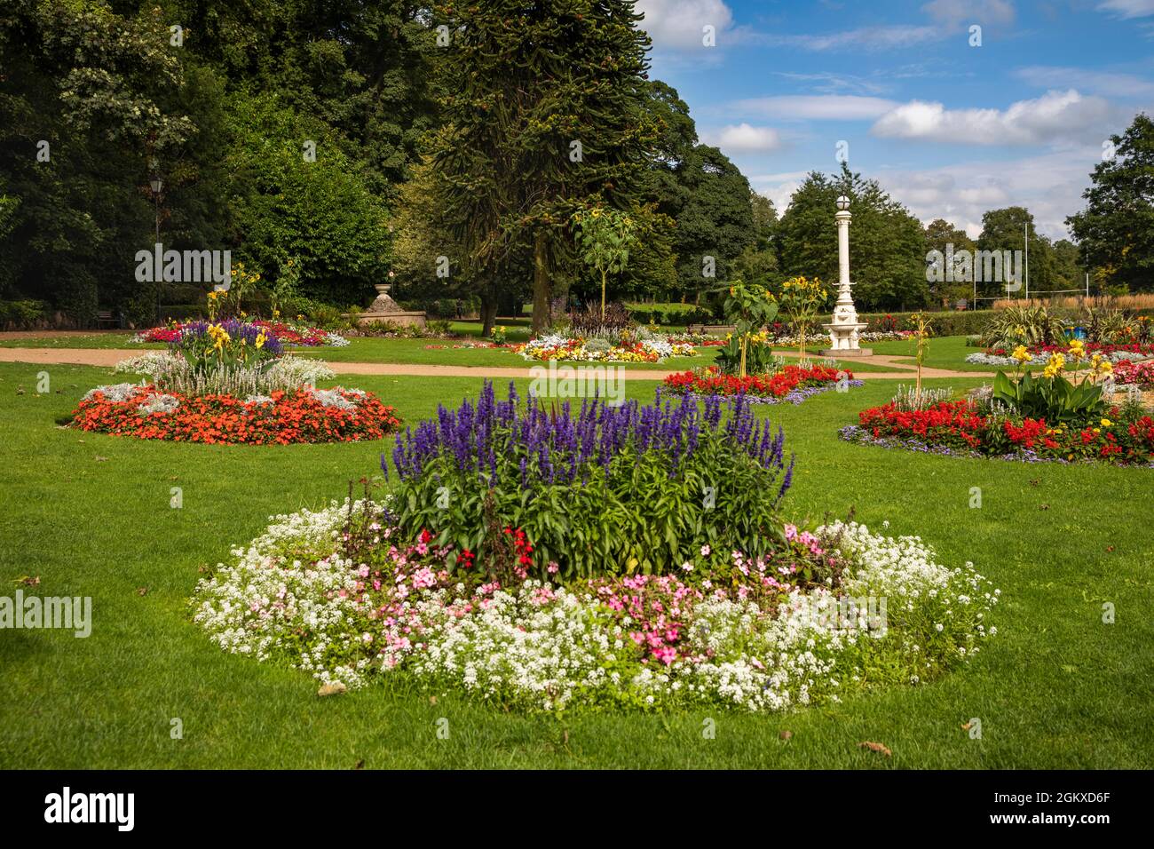 Großbritannien, England, Cichhire, Congleton, farbenfroh gepflanzte Blumenbeete im Public Park – regulärer Gewinner des Britain in Bloom Awards Stockfoto