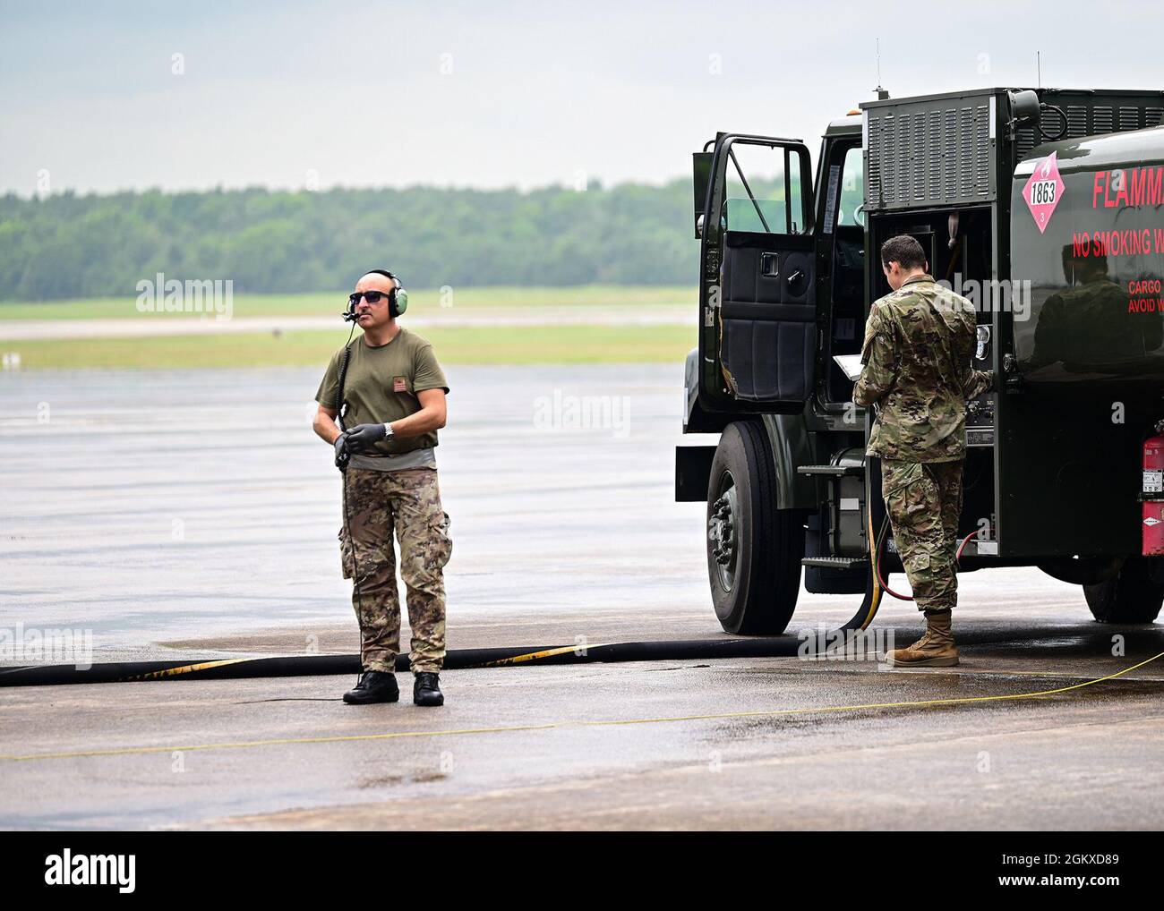 Ein Mitglied der italienischen Luftwaffe beobachtet, wie ein Flugzeug während der Green Flag Little Rock Treibstoff erhält 21-08.5 auf der Little Rock Air Force Base, Arkansas, 17. Juli 2021. Die gemeinsame Übung beherbergte Einheiten sowohl der US-Luftwaffe und der US-Armee als auch von Koalitionspartnern der italienischen Luftwaffe und der Royal New Zealand Air Force, was zum ersten Mal seit Beginn der COVID-19-Pandemie die Teilnahme internationaler Akteure an GFLR markierte. Stockfoto