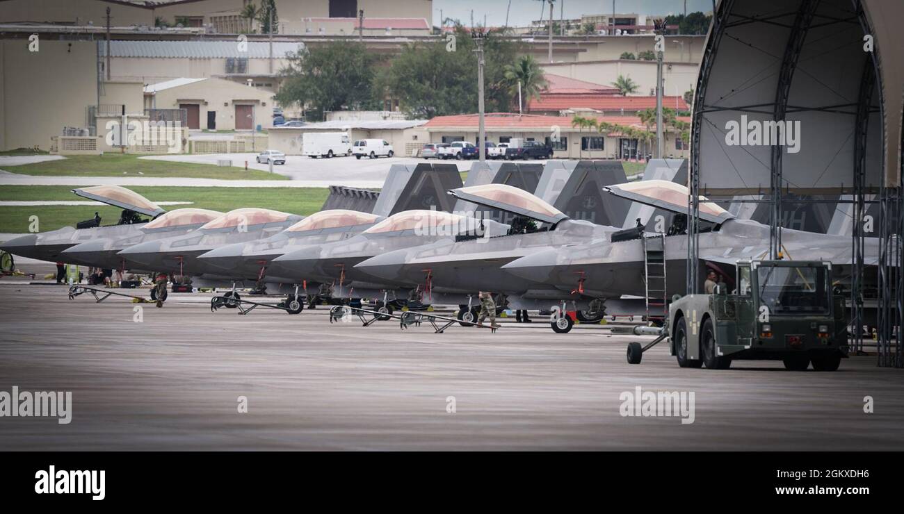 US Air Force F-22 Raptors, die dem 199. Jagdgeschwader, dem 154. Flügel, der Joint Base Pearl Harbor Hickam, Hawaii, und dem 525. Jagdgeschwader, dem 3rd Wing, der Joint Base Elmendorf-Richardson, Alaska, zugewiesen wurden, kommen zur Unterstützung von Pacific Iron 2021 auf der Andersen Air Force Base, Guam, 18. Juli 2021. Pacific Iron 2021 ist eine dynamische Beschäftigungsoperation der Pacific Air Forces, um Kräfte in den Verantwortungsbereich der USINDOPACOM zu projizieren, um die Nationale Verteidigungsstrategie von 2018 zu unterstützen, die das Militär dazu aufforderte, eine tödlichere, anpassungsfähigere und widerstandsfähigere Kraft zu sein. Stockfoto