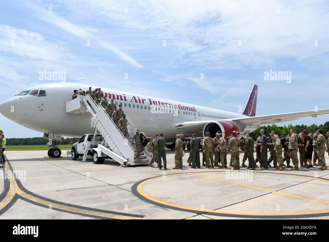 Mitarbeiter der US-Luftwaffe, die kürzlich auf der Prince Sultan Air Base, dem Königreich Saudi-Arabien, eingesetzt wurden, kehren am 18. Juli 2021 zum 169. Kampfflügel der McEntire Joint National Guard Base, South Carolina, nach Hause zurück. „Sumpffuchs“-Flieger aus dem 169. Kampfflügel der South Carolina Air National Guard wurden in den letzten drei Monaten zur PSAB eingesetzt, um Kampfkraft zu projizieren und Verteidigungsfähigkeiten gegen potenzielle Bedrohungen in der Region zu stärken. Stockfoto