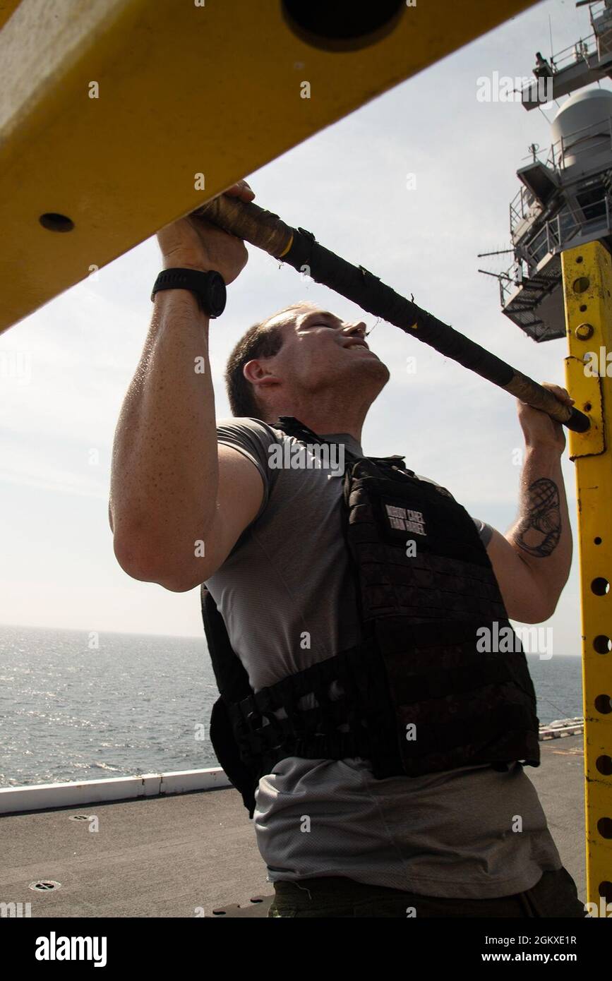 Der kulinarische Spezialist der 2. Klasse Tyler Neff aus Lehighton, Pennsylvania, wurde der Versorgungsabteilung von USS Gerald R. Ford (CVN 78) zugewiesen und nimmt an der Operation Red Wing Challenge am 18. Juli 2021 Teil. Die Fitness-Herausforderung ehrt das Leben von 19 Kriegern, die am 27. Juni 2005 in der Provinz Kunar, Afghanistan, das ultimative Opfer dargebracht haben. Ford führt derzeit im Atlantischen Ozean Full Ship Shock Trials durch. Die US Navy führt Schockversuche an neuen Schiffsdesigns mit Live-Sprengstoffen durch, um zu bestätigen, dass unsere Kriegsschiffe auch unter den rauen Bedingungen, die sie erfüllen, weiterhin anspruchsvolle Missionsanforderungen erfüllen können Stockfoto