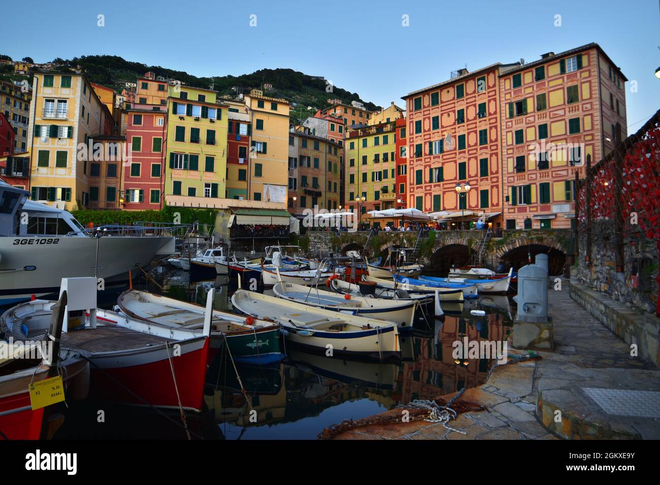 Suggestive Ansicht der charakteristischen farbigen Häuser in Camogli Stockfoto