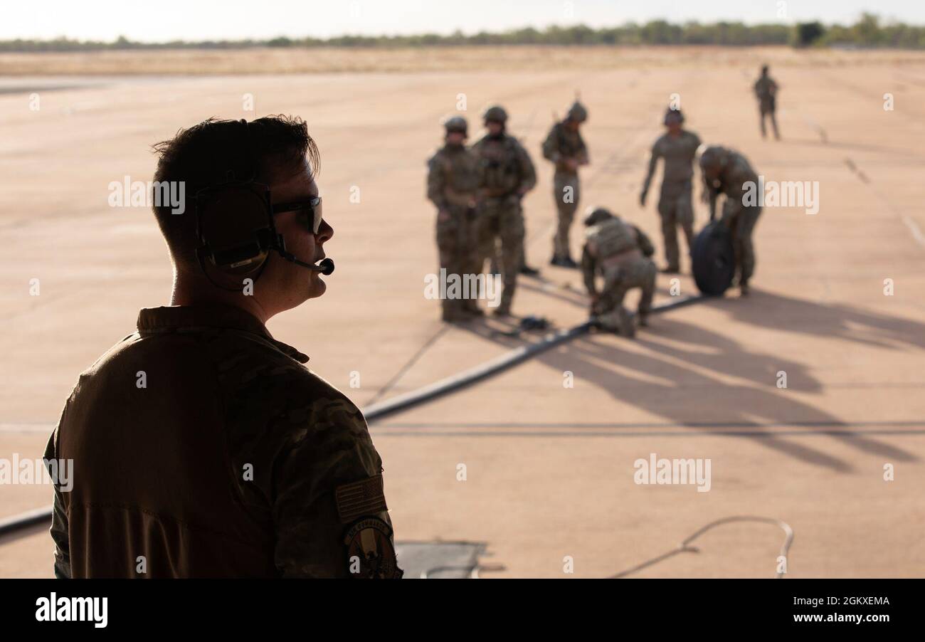 Ein Ladermeister mit dem 1. Special Operations Squadron nimmt an einem Vorwärts-Tanken-Punktetraining während der Übung Talisman Sabre 21 auf der Royal Australian Air Force Base Tindal, Australien, 18. Juli 2021 Teil. Talisman Sabre ist eine einmonatige, multidomänenübergreifende Übung, die die starke Allianz zwischen den USA und Australien stärkt und das unerschütterliche Engagement des US-Militärs für einen freien und offenen Indo-Pazifik-Raum demonstriert. Stockfoto