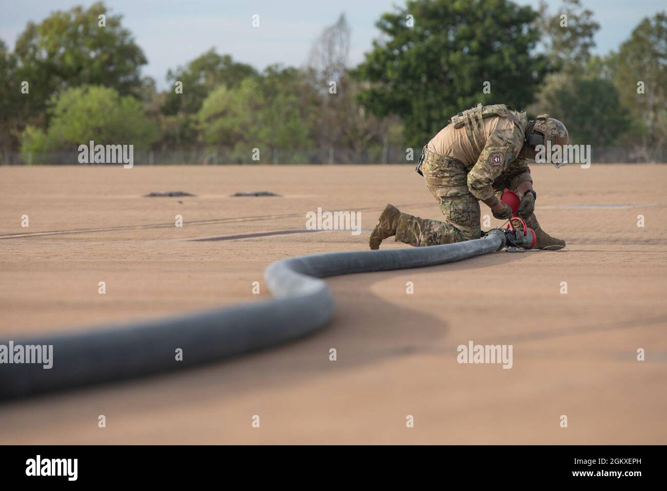 Ein Spezialist für Vorwärtsbetankstellen mit dem 18. Logistics Readiness Squadron nimmt an FARP-Schulungen während der Übung Talisman Sabre 21 auf der Royal Australian Air Force Base Tindal, Australien, 18. Juli 2021 Teil. FARP ist eine temporäre Einrichtung, die von einem Luftfahrtkommandanten in umkämpften Gebieten organisiert, ausgestattet und eingesetzt wird, um Kraftstoff und Ammunition bereitzustellen, die für den Einsatz von Flugmanövern erforderlich sind. Stockfoto