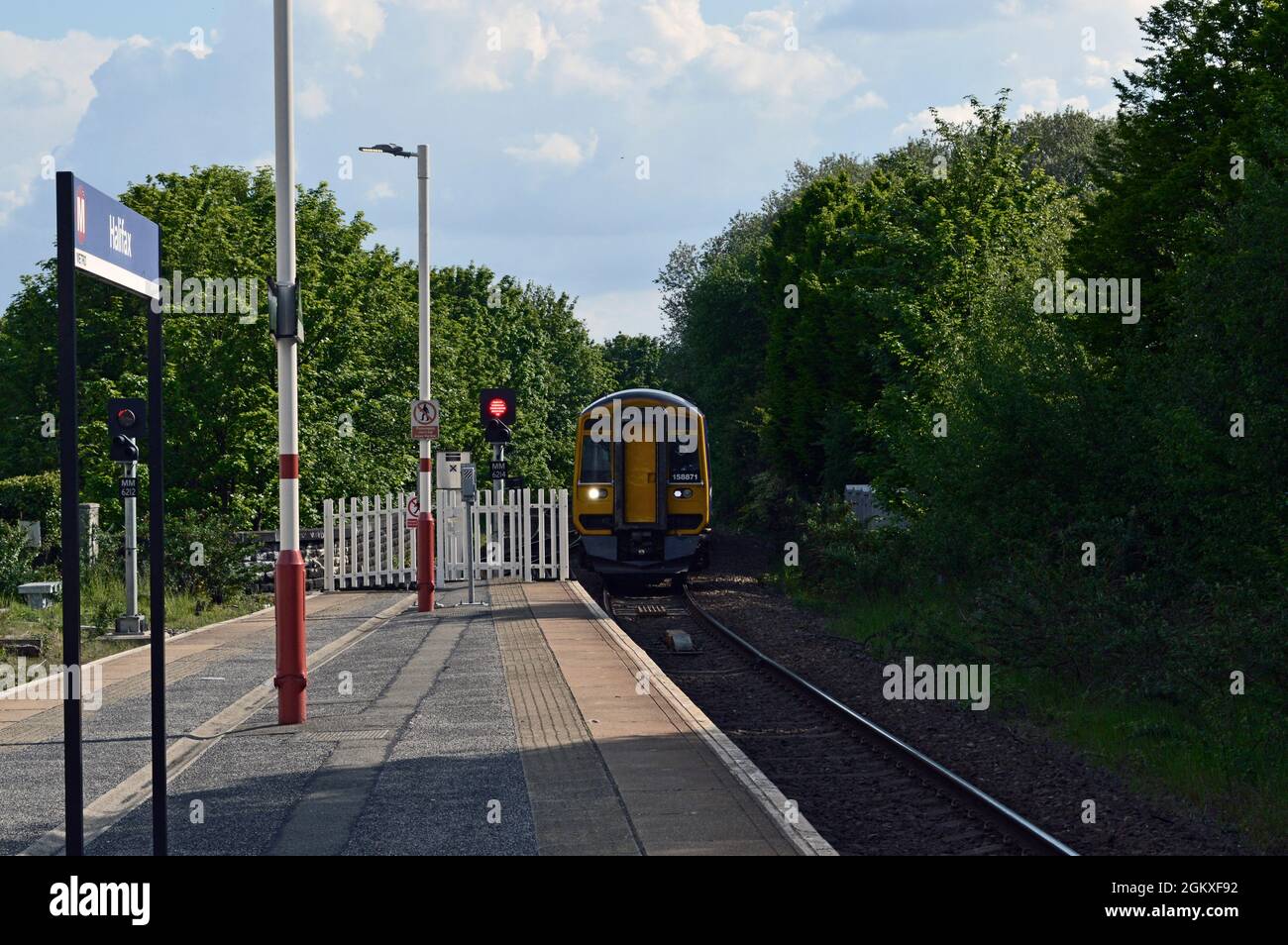 HALIFAX. WEST YORKSHIRE. ENGLAND. 05-29-21. Der Bahnhof mit einer Northern Rail DMU der Klasse 158871, die mit einem Service von Manchester Victoria ankommt Stockfoto