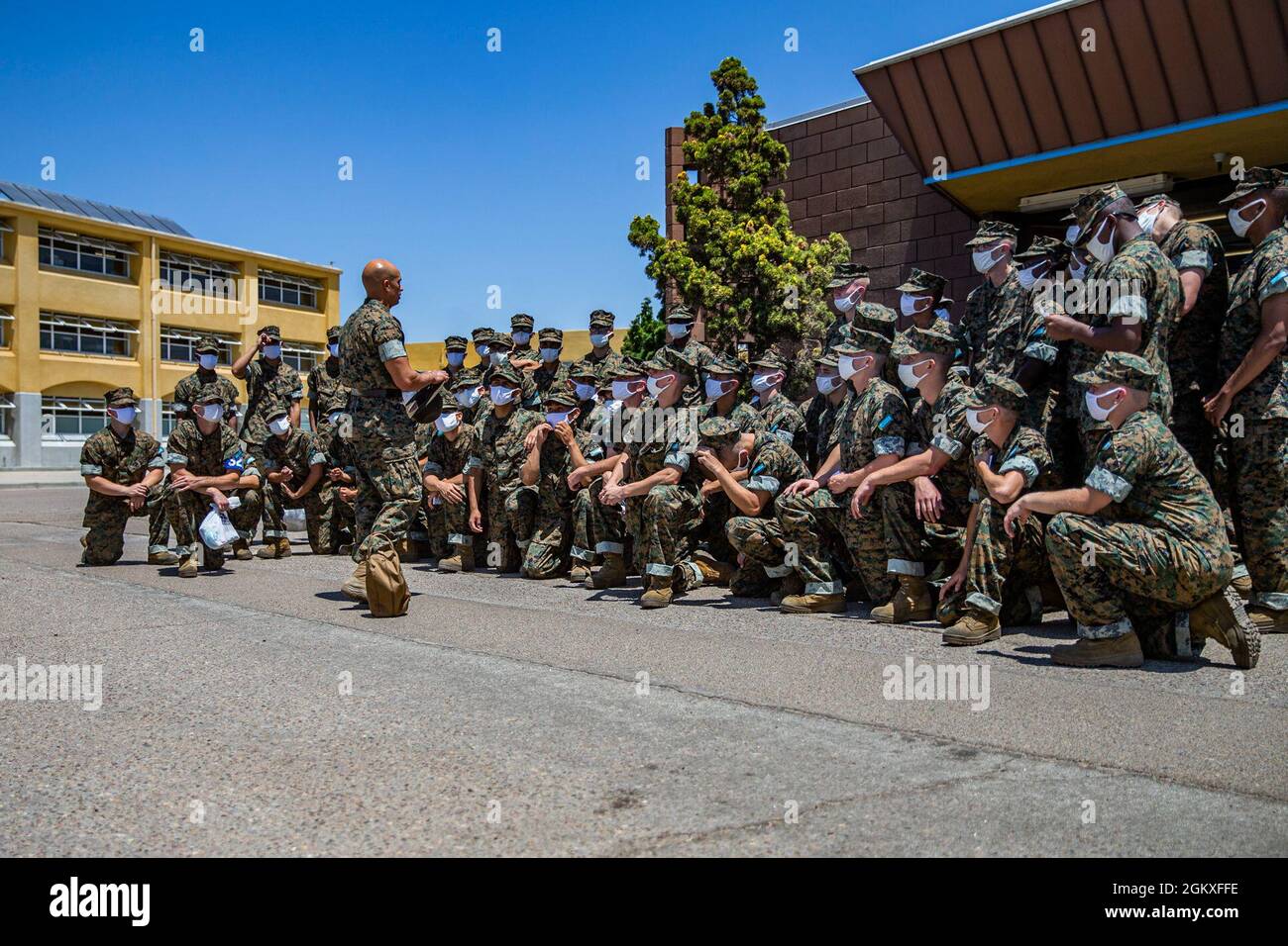 Rekruten des US-Marine Corps erhalten eine kurze Klasse im Marine Corps Recruit Depot, San Diego, 19. Juli 2021. Während sie auf ihre Frisuren warteten, erhielten Rekruten Unterricht und Unterricht von ihren Instruktoren. Stockfoto