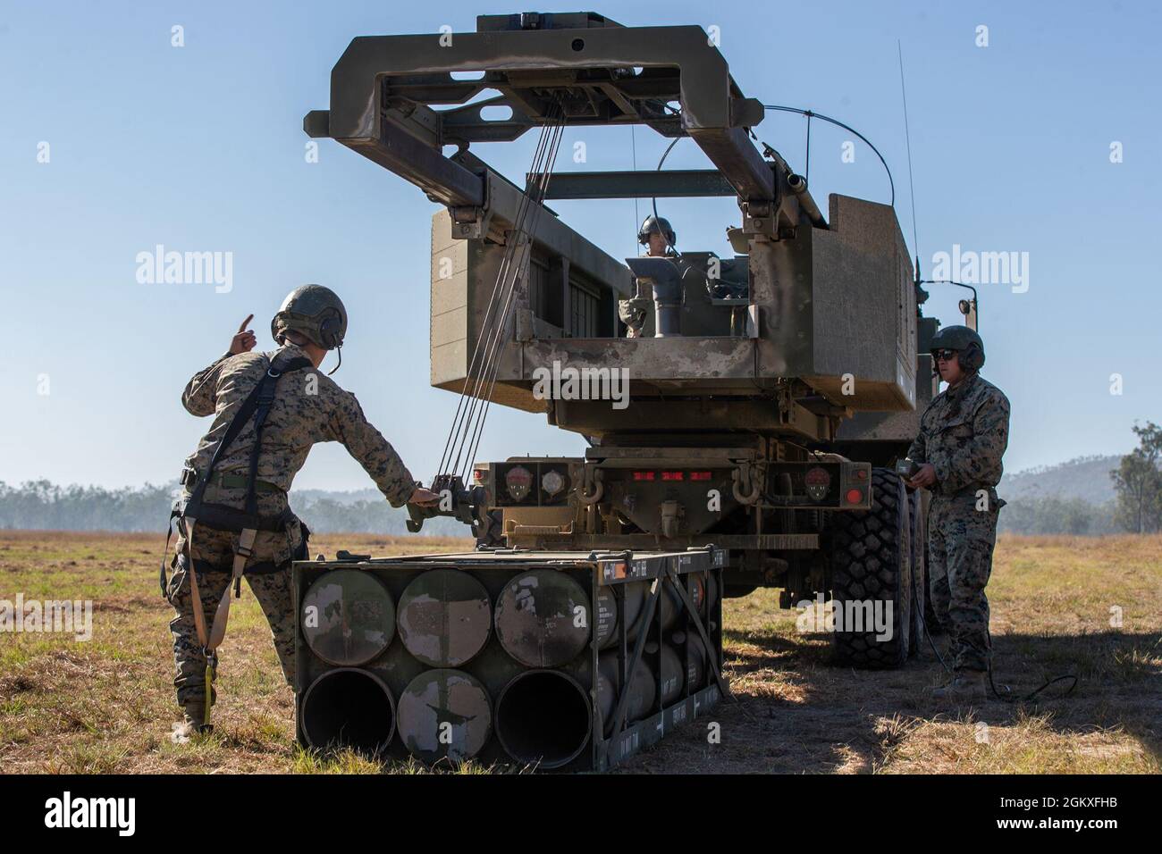 U.S. Marines mit 3d Bataillon, 12th Marines, 3d Marine Division, laden während der Übung Munitions auf ein High Mobility Artillery Rocket System Talisman Sabre 21 im Shoalwater Bay Training Area, Queensland, Australien, 19. Juli 2021. TS21 unterstützt die nationale Verteidigungsstrategie der USA, indem es die Fähigkeit verbessert, das Heimatland zu schützen und kampfglaubwürdige Kräfte bereitzustellen, um die gesamte Bandbreite potenzieller Sicherheitsbedenken im Indo-Pazifik-Raum zu bewältigen Stockfoto