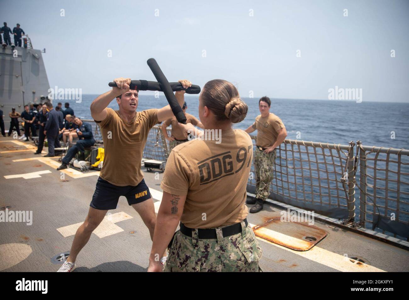 ARABISCHES MEER (19. Juli 2021) – Seeleute führen an Bord des Lenkraketen-Zerstörers USS Halsey (DDG 97) im Arabischen Meer am 19. Juli ein Training der Sicherheitsreaktionstruppe durch. Halsey wird im Einsatzgebiet der 5. US-Flotte eingesetzt, um Marinestützpunkte zu unterstützen, um die maritime Stabilität und Sicherheit in der Zentralregion zu gewährleisten und das Mittelmeer und den Pazifik durch den westlichen Indischen Ozean und drei strategische Engpässe zu verbinden. Stockfoto