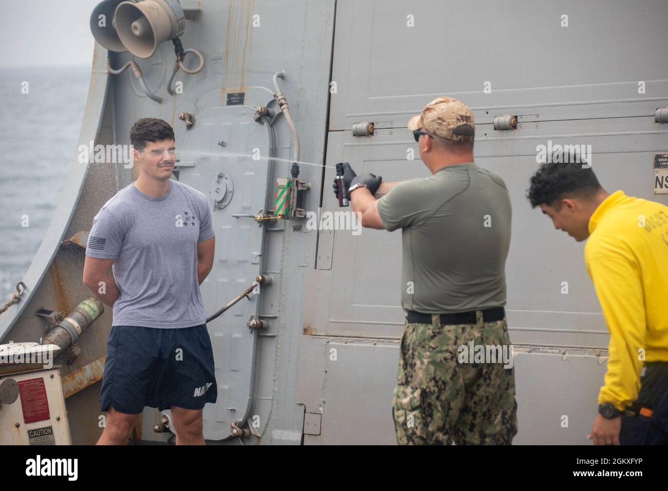 ARABISCHES MEER (19. Juli 2021) – Seeleute führen an Bord des Lenkraketen-Zerstörers USS Halsey (DDG 97) im Arabischen Meer am 19. Juli ein Training der Sicherheitsreaktionstruppe durch. Halsey wird im Einsatzgebiet der 5. US-Flotte eingesetzt, um Marinestützpunkte zu unterstützen, um die maritime Stabilität und Sicherheit in der Zentralregion zu gewährleisten und das Mittelmeer und den Pazifik durch den westlichen Indischen Ozean und drei strategische Engpässe zu verbinden. Stockfoto