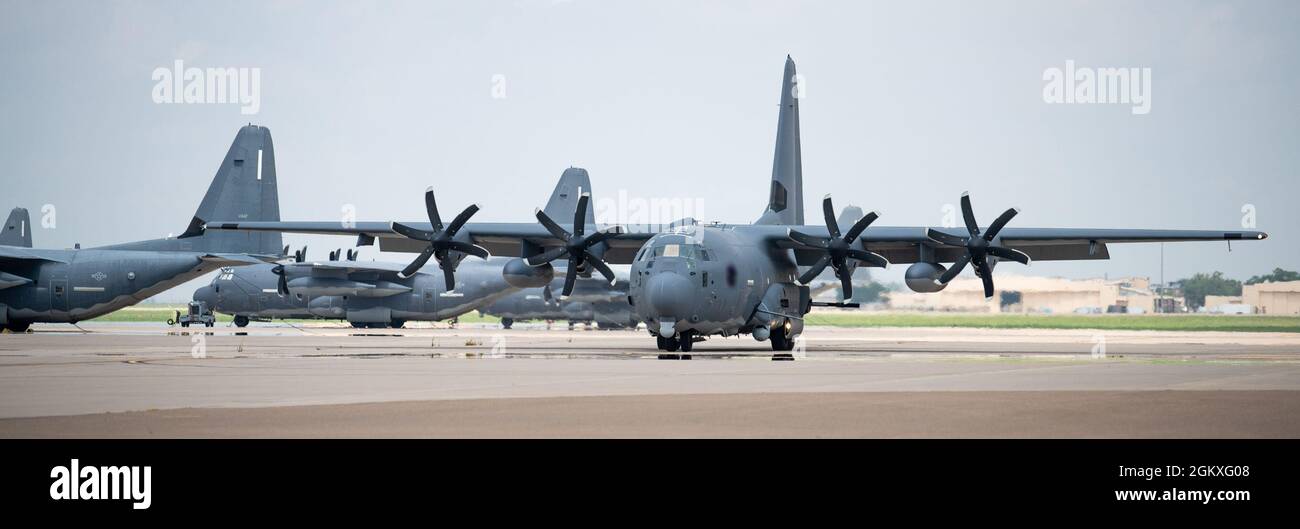 Ein US Air Force AC-130J Ghostrider-Kanonenschiff, das der 27th Special Operations Group Detachment 2 zugewiesen wurde, Taxis auf der Fluglinie am 19. Juli 2021 auf dem Cannon Air Force Base, N.M. Die Ankunft von Cannons erstem AC-130J Ghostrider stellt eine erhebliche Erweiterung der Kraft-Erzeugungskapazität dar, da AFSOC Strukturen für die Wiedererstarken des großen Machtwettbewerbs, die Verschärfung der haushaltspolitischen Zwänge, Und die Beschleunigung des technologischen Wandels, der eine bedeutende Transformation erfordert, um sicherzustellen, dass Air Commandos bereit sind, in dieser neuen Umgebung erfolgreich zu arbeiten. Stockfoto