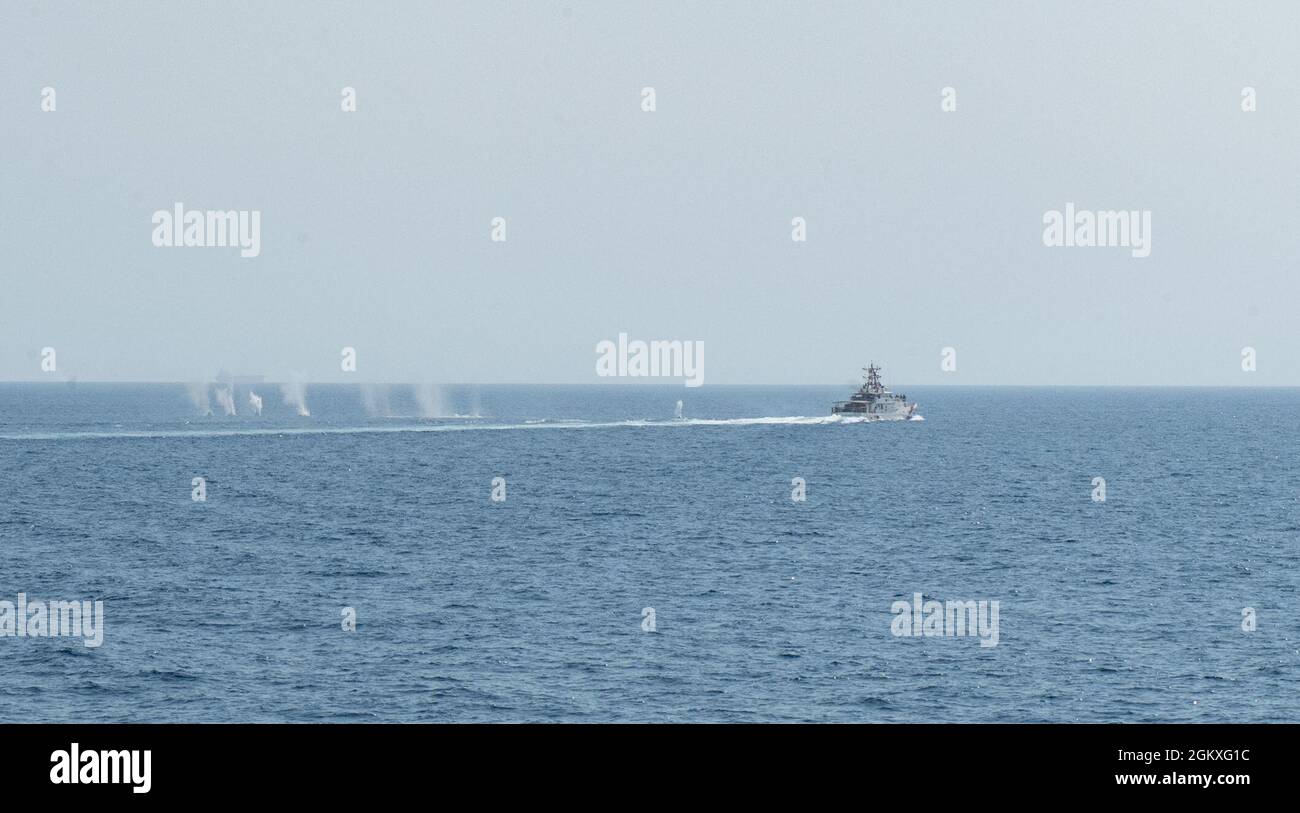 210719-N-WQ732-1199 ARABISCHER GOLF (19. Juli 2021) – der Schnellabwehrschneider USCGC Robert Goldman (WPC 1142) führt am 19. Juli im Arabischen Golf eine Schussübung durch. Robert Goldman wird in den Einsatzbereich der 5. US-Flotte eingesetzt, um Marineinteraktionen zu unterstützen, um die maritime Stabilität und Sicherheit in der Zentralregion zu gewährleisten und das Mittelmeer und den Pazifik durch den westlichen Indischen Ozean und drei strategische Engpässe zu verbinden. Stockfoto