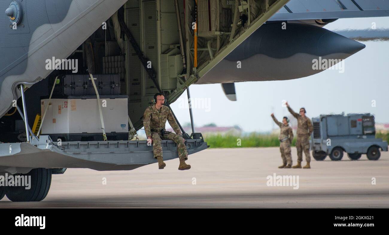 U.S. Airmen, die dem 27. Special Operations Wing zugeordnet sind, liefern am 19. Juli 2021 auf dem Cannon Air Force Base, N.M., ein neues AC-130J Ghostrider-Gunship an die 27. Special Operations Group aus Die Ankunft von Cannons erstem AC-130J Ghostrider stellt eine erhebliche Erweiterung der Kraft-Erzeugungskapazität dar, da AFSOC Strukturen für die Wiedererstarken des großen Machtwettbewerbs, die Verschärfung der haushaltspolitischen Zwänge, Und die Beschleunigung des technologischen Wandels, der eine bedeutende Transformation erfordert, um sicherzustellen, dass Air Commandos bereit sind, in dieser neuen Umgebung erfolgreich zu arbeiten. Stockfoto