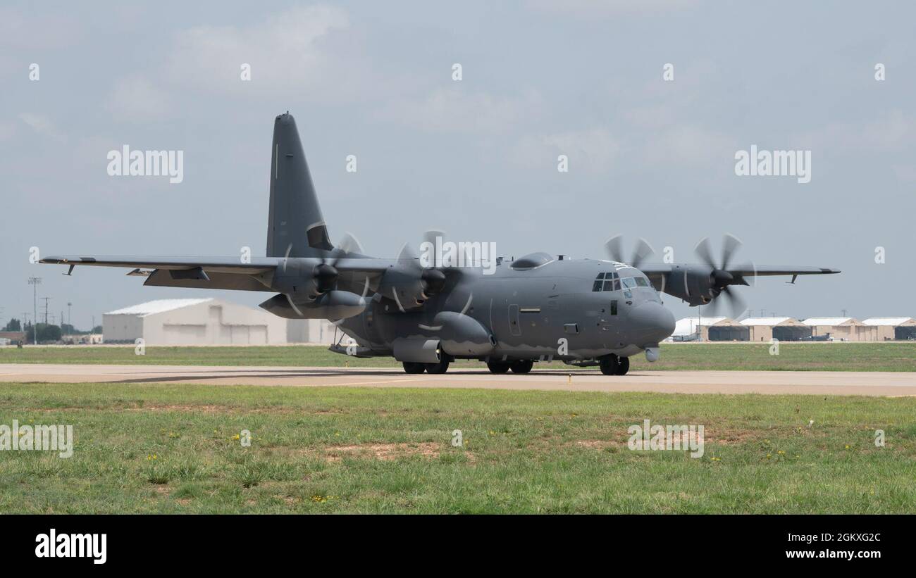 Ein US Air Force AC-130J Ghostrider Gunship, das der 27. Special Operations Group Detachment 2 zugewiesen wurde, kommt während einer Lieferung am 19. Juli 2021 auf dem Cannon Air Force Base, N.M. an Die Ankunft von Cannons erstem AC-130J Ghostrider stellt eine erhebliche Erweiterung der Kraft-Erzeugungskapazität dar, da AFSOC Strukturen für die Wiedererstarken des großen Machtwettbewerbs, die Verschärfung der haushaltspolitischen Zwänge, Und die Beschleunigung des technologischen Wandels, der eine bedeutende Transformation erfordert, um sicherzustellen, dass Air Commandos bereit sind, in dieser neuen Umgebung erfolgreich zu arbeiten. Stockfoto