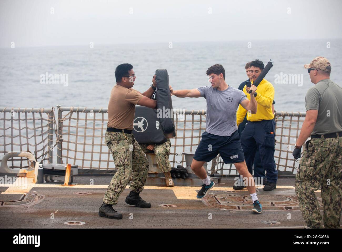 ARABISCHES MEER (19. Juli 2021) – Seeleute führen an Bord des Lenkraketen-Zerstörers USS Halsey (DDG 97) im Arabischen Meer am 19. Juli ein Training der Sicherheitsreaktionstruppe durch. Halsey wird im Einsatzgebiet der 5. US-Flotte eingesetzt, um Marinestützpunkte zu unterstützen, um die maritime Stabilität und Sicherheit in der Zentralregion zu gewährleisten und das Mittelmeer und den Pazifik durch den westlichen Indischen Ozean und drei strategische Engpässe zu verbinden. Stockfoto