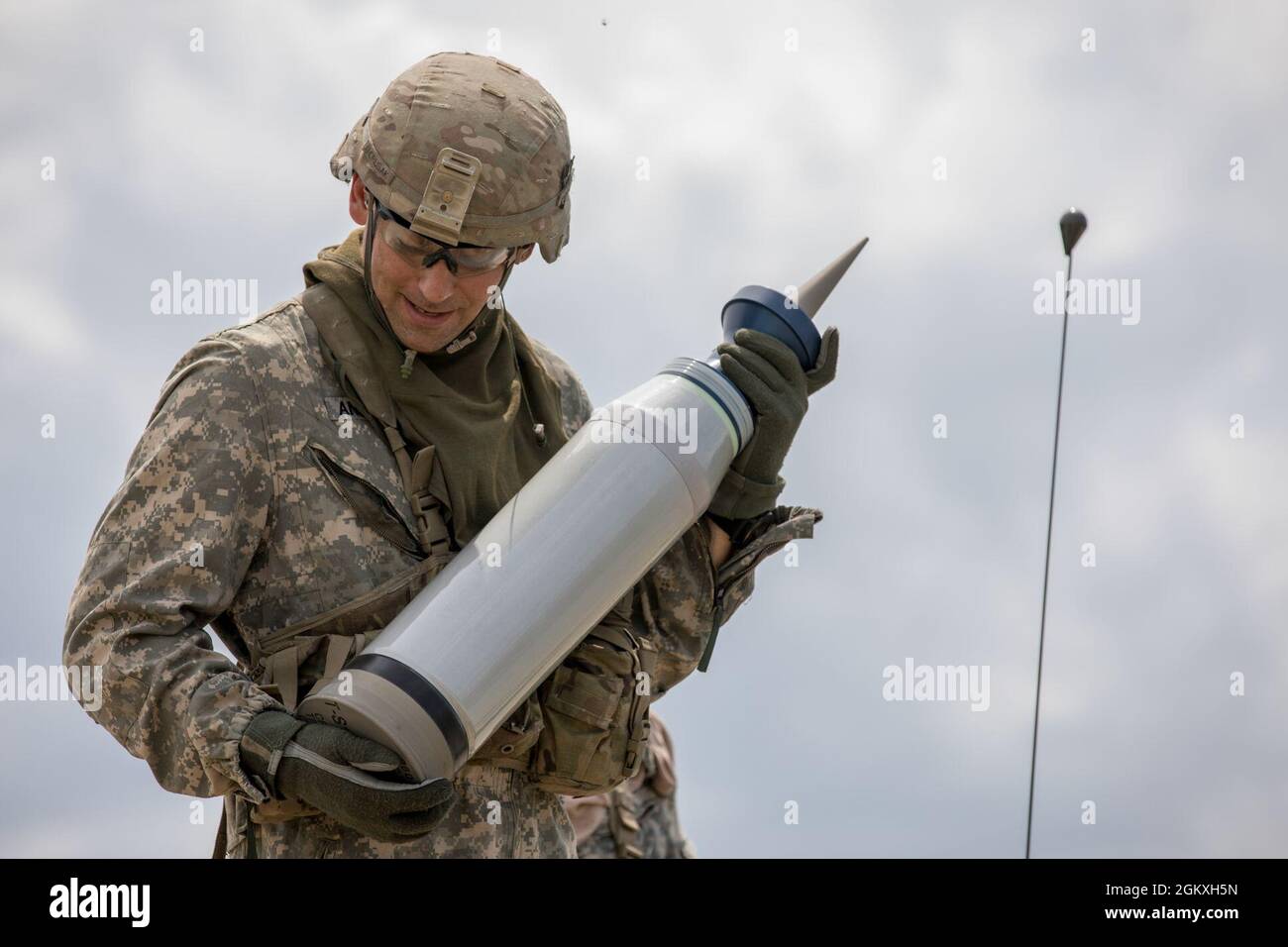 Ein US-Armeemeister Gunner Student, der der 3. Staffel, dem 16. Kalvarienregiment, zugewiesen wurde, trägt einen Sabotpanzerumlauf M829A4, um in die Laderluke eines M1A2 SEP V2 Abrams Tanks zu laden, wo er in Ware Range, Fort Benning, GA, umziehen kann., 20. Juli 2021. Diese Tanker bilden sich zu Mater Gunners aus und sind Fachexperten auf ihrem Gebiet. Stockfoto