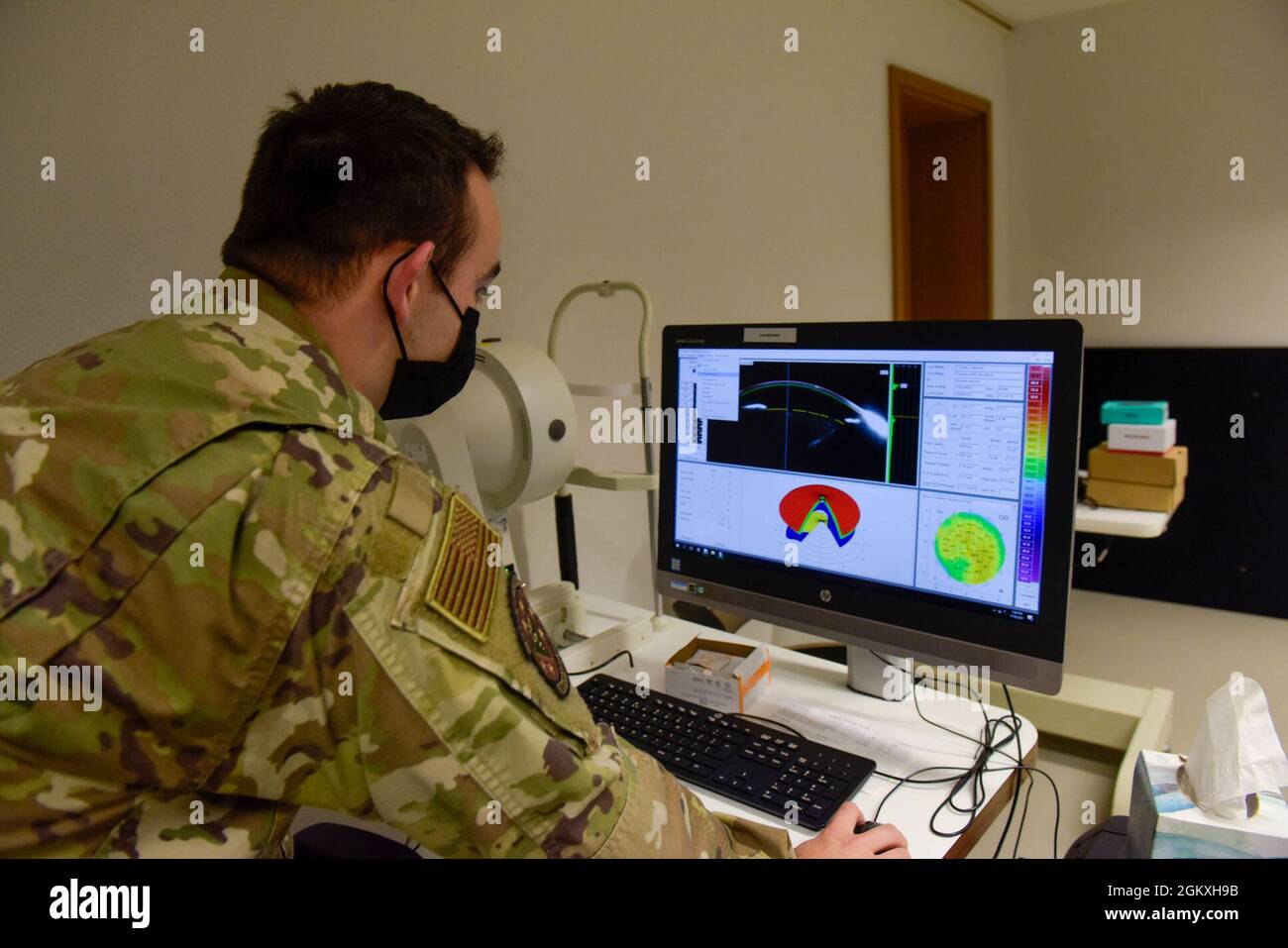 Alexander Peterson, Senior Airman der US Air Force, 86th Medical Group Human Performance and Opthalmic Technician, untersucht Demonstrations-Scans in der Optometrie-Klinik auf dem Ramstein Air Base, Deutschland, 19. Juli 2021. Demoscans sind ein Tool, das in diesem Bereich zur Praxis der Diagnose von Patienten eingesetzt wird. Stockfoto
