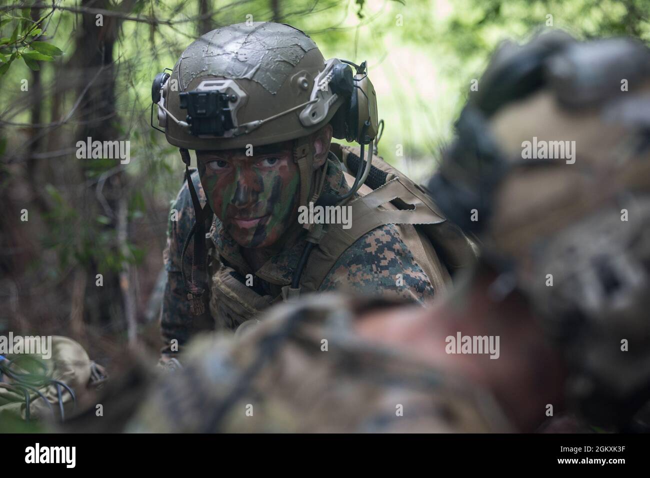 Cpl. Aidan Fitzgerald, ein gebürtiger aus Walpole, Massachusetts, und Aufklärungsmarine mit dem 2nd Reconnaissance Bataillon, diskutiert den Extraktionsplan mit seinem Team während eines Urban Sniper Kurses an Bord von Camp Lejeune, North Carolina, 20. Juli 2021. Der Kurs konfrontierte Marineinfanteristen mit verschiedenen Eventualitäten, die in einem städtischen Umfeld zu überwinden sind, eine Fähigkeit, die die Operationen der 22. Marine Expeditionary Unit in Übersee unterstützen wird. Stockfoto