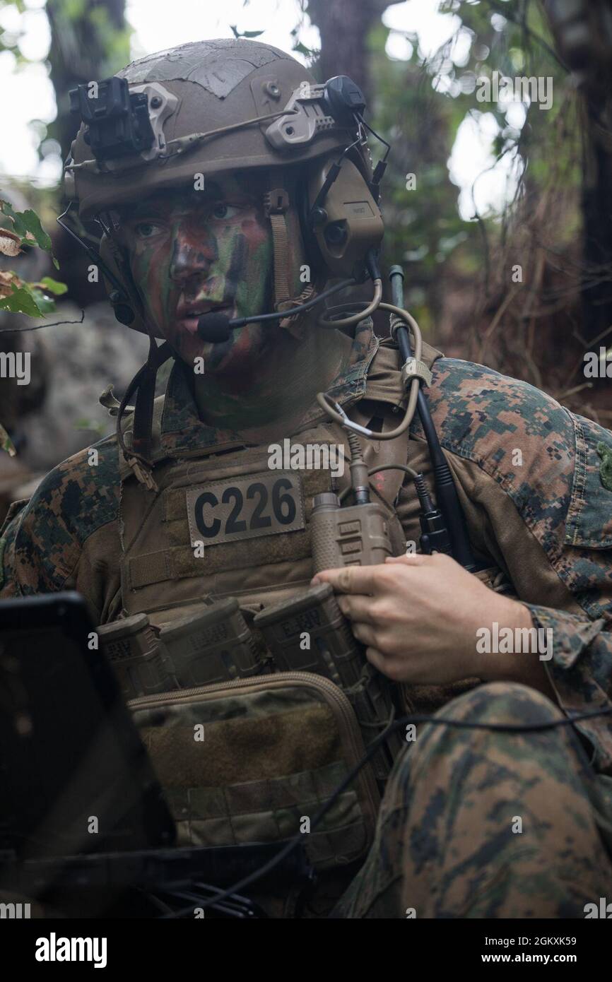 Cpl. Aidan Fitzgerald, ein gebürtiger aus Walpole, Massachusetts, und Aufklärungsmarine mit dem 2. Aufklärungsbataillon, stellt während eines Urban Sniper-Kurses an Bord von Camp Lejeune, North Carolina, am 20. Juli 2021, Kommunikation mit seinem Team her. Der Kurs konfrontierte Marineinfanteristen mit verschiedenen Eventualitäten, die in einem städtischen Umfeld zu überwinden sind, eine Fähigkeit, die die Operationen der 22. Marine Expeditionary Unit in Übersee unterstützen wird. Stockfoto