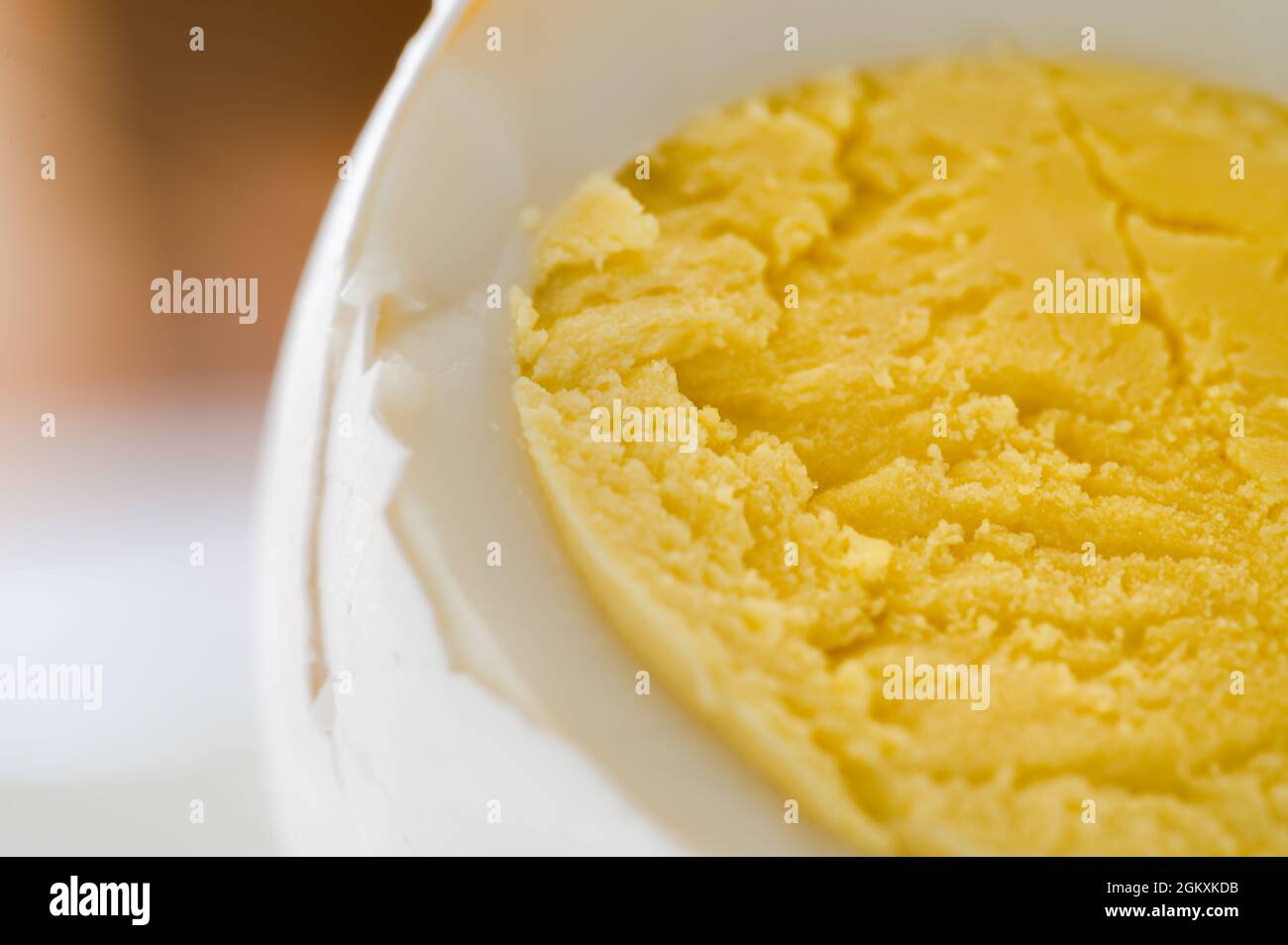 Nahaufnahme eines in Scheiben geschnittenen hart gekochten Eies Stockfoto
