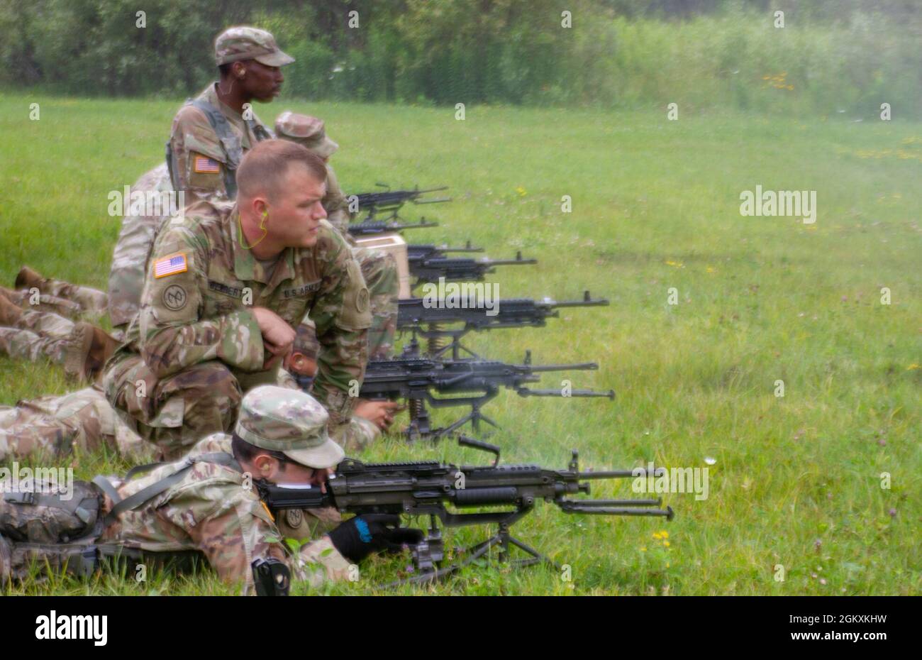 Soldaten der Nationalgarde der New Yorker Armee, die der Bravo Company, dem 427. Brigade-Unterstützungsbataillon und dem 27. Infanterie-Kampfteam der Brigade zugewiesen wurden, führen am 20. Juli in Fort Drum, New York, ein von der Crew serviertes Waffentraining mit der automatischen Waffe des M249-Kaders durch. Die 427. BSB-Soldaten arbeiteten daran, sich nach einem Jahr der durch die Covid-19-Pandemie verursachten Störungen mit ihrer Ausrüstung und ihren Waffensystemen vertraut zu machen. Stockfoto