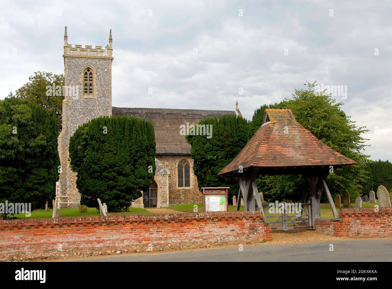 Die Kirche von St. Fabian und St. Sebastian, Woodbastwick, Norfolk, England mit Lyschentor am Eingang von der Straße Stockfoto