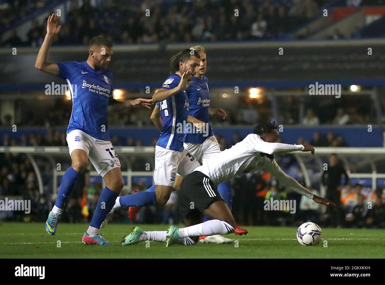 Harlee Dean von Birmingham (links) foult Fulhams Nathaniel Chalobah und räumt eine Strafe während des Sky Bet Championship-Spiels im St. Andrew's Stadium, Birmingham. Bilddatum: Mittwoch, 15. September 2021. Stockfoto