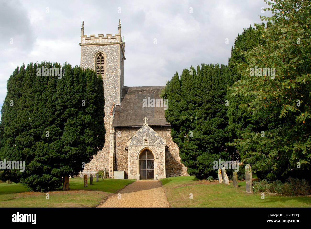 Die Veranda und der Eingang zur Kirche St. Fabian und St. Sebastian, Woodbastwick, Norfolk, England Stockfoto