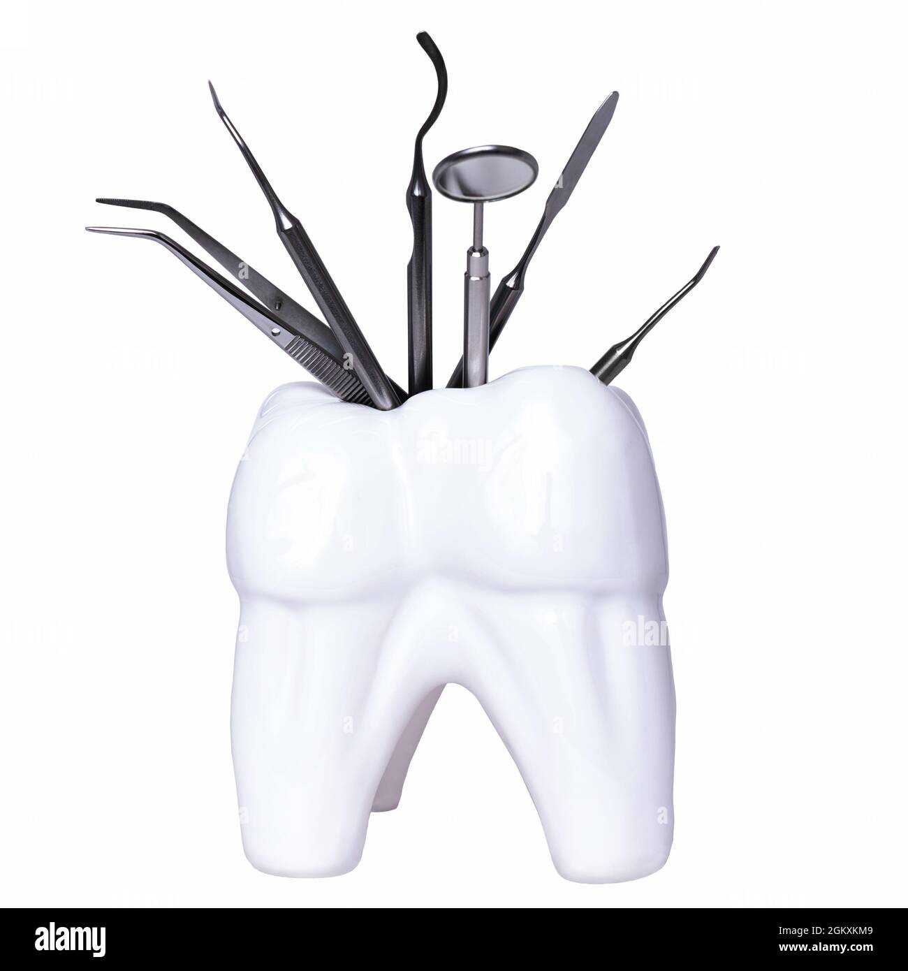 Zahnärztliche professionelle Stahlwerkzeuge in zahnförmigem Halter auf weißem Hintergrund. Set von medizinischen Geräten aus Metall für die Zahnpflege. Sichelsonde Stockfoto