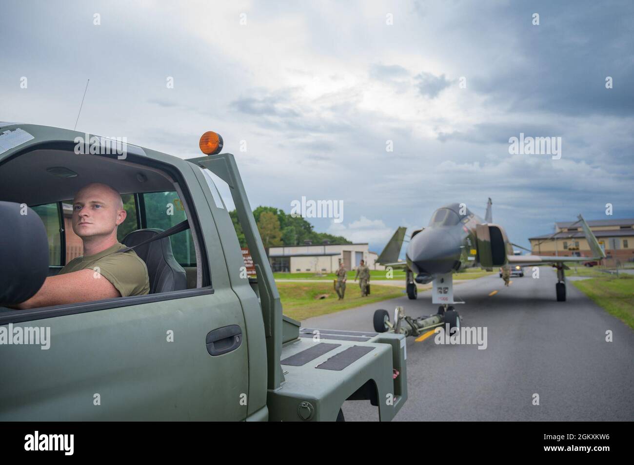 US Air Force Staff Sgt. Russell Crumley, ein Spezialist für Luftreparaturen mit 116th Maintenance Squadron, 116th Air Control Wing, Georgia Air National Guard, nimmt eine F-4C Phantom II auf der Robins Air Force Base, Georgia, 20. Juli 2021. Die Betreuer des Teams JSTARS stellten den Jet wieder her und schleppten ihn auf eine Unterlage vor dem Hauptquartier des Flügels, wo er auf einer permanenten statischen Anzeige dargestellt wird, die die Flügellinie darstellt, als der ehemalige 116. Taktische Kämpfer-Flügel das Flugzeug von 1983 bis 1986 flog. Stockfoto