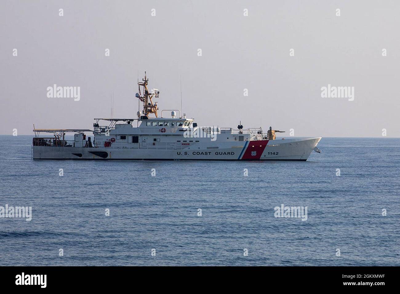 210720-A-UH336-0023 ARABISCHER GOLF (20. Juli 2021) – der Schnellabschneider USCGC Robert Goldman (WPC 1142), der an die Patrouillen Südwestasiens angeschlossen ist, durchstreifte den Arabischen Golf, 20. Juli. Goldman wird in das Einsatzgebiet der 5. US-Flotte eingesetzt, um Marineinteraktionen zu unterstützen, um die maritime Stabilität und Sicherheit in der Zentralregion zu gewährleisten und das Mittelmeer und den Pazifik durch den westlichen Indischen Ozean und drei strategische Engpässe zu verbinden. Stockfoto