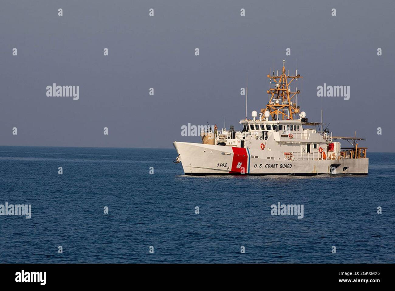 210720-A-UH336-0039 ARABISCHER GOLF (20. Juli 2021) – der Schnellabschneider USCGC Robert Goldman (WPC 1142), der an die Patrouillen Südwestasiens angeschlossen ist, durchstreifte den Arabischen Golf, 20. Juli. Goldman wird in das Einsatzgebiet der 5. US-Flotte eingesetzt, um Marineinteraktionen zu unterstützen, um die maritime Stabilität und Sicherheit in der Zentralregion zu gewährleisten und das Mittelmeer und den Pazifik durch den westlichen Indischen Ozean und drei strategische Engpässe zu verbinden. Stockfoto