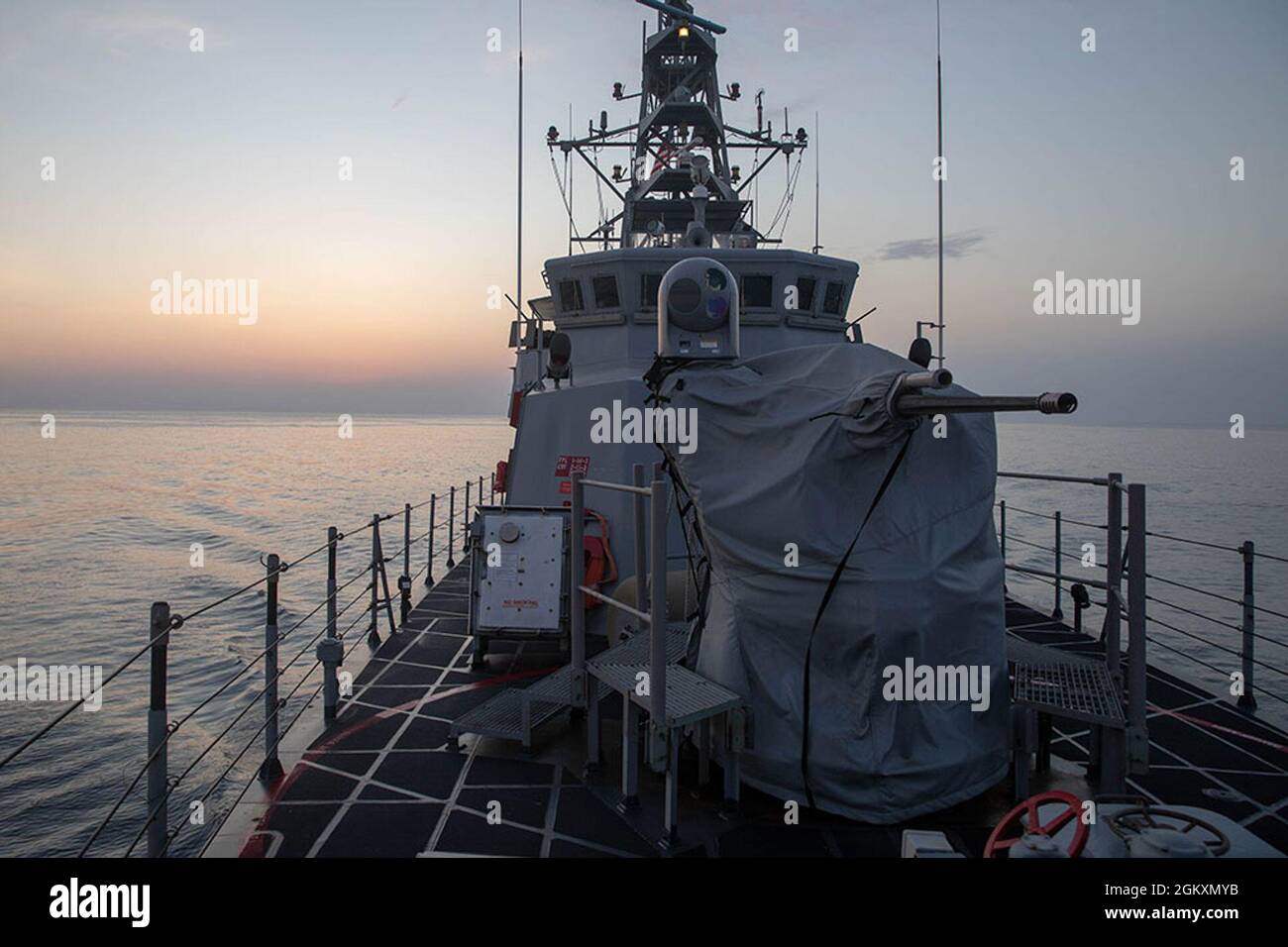 210720-A-UH336-0078 ARABISCHER GOLF (20. Juli 2021) – das Patrouillenschiff USS Tempest (PC 2) durchschifft den Arabischen Golf, 20. Juli. Der Sturm wird im Einsatzgebiet der 5. US-Flotte zur Unterstützung von Marineinteraktionen eingesetzt, um die maritime Stabilität und Sicherheit in der Zentralregion zu gewährleisten und das Mittelmeer und den Pazifik durch den westlichen Indischen Ozean und drei strategische Engpässe zu verbinden. Stockfoto