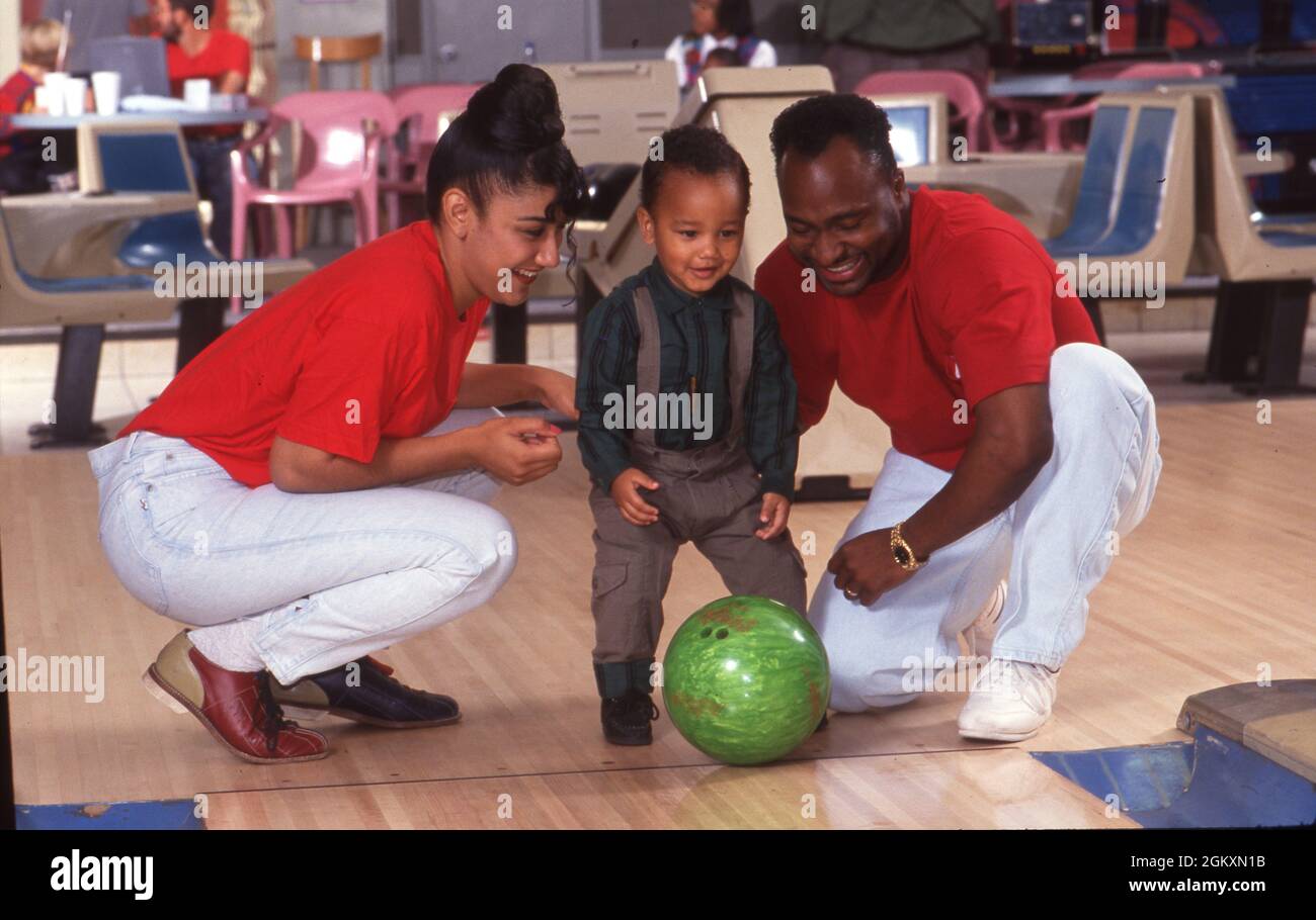 ©1992 Freizeitsportarten: Bowling: Familien-Bowling-Center, schwarze Familie mit Spaß Zeiten. HERRN EH-0196 bis 203. Stockfoto