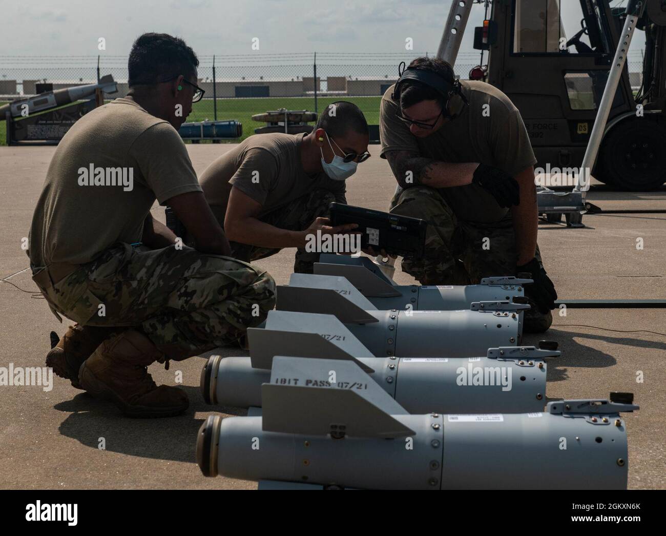 US Air Force Airman 1. Klasse Sooraj Thaivalappil, Staff Sgt. John Nazereno, 509. Munitions Squadron Conventional Maintenance Crew Chefs und Senior Airman Cody Smith, 509. Munitions Squadron Line Delivery Crew Chief, inspizieren die Endkomponenten von Munitions vor der Montage während der Übung Quick Fuze auf der Whiteman Air Force Base, Missouri, 20. Juli 2021. Während der Übung Quick Fuze üben Munitionsmannschaften Massenwaffen-Montageverfahren und die Fähigkeit, jeden B-2 Spirit in der Flotte in kürzester Zeit vollständig zu bewaffnen. Stockfoto