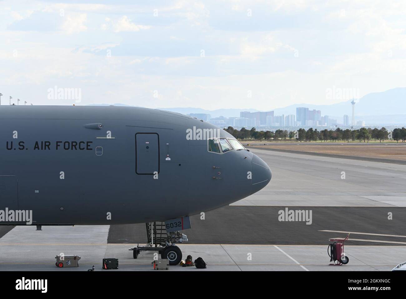 Ein KC-46A Pegasus von McConnell wird am 20. Juli 2021 auf dem Flugplatz Nellis Air Force Base, Nevada, einer Wartungsinspektion unterzogen. DIE ROTE FLAGGE 21-3 markiert das erste Mal, dass die KC-46 bei der berühmten gemeinsamen Kraftübung auftauchte. Stockfoto