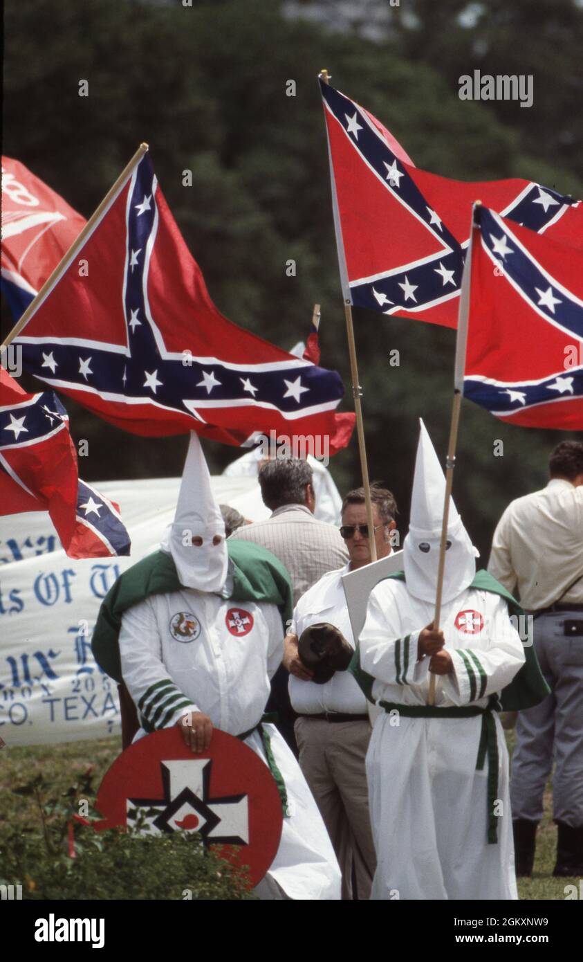 Houston, Texas, USA, 1990: Mitglieder der weißen Vormachthabergruppe Ku Klux Klan marschieren während des Wirtschaftsgipfels G7 in die Innenstadt. ©Bob Daemmrich Stockfoto